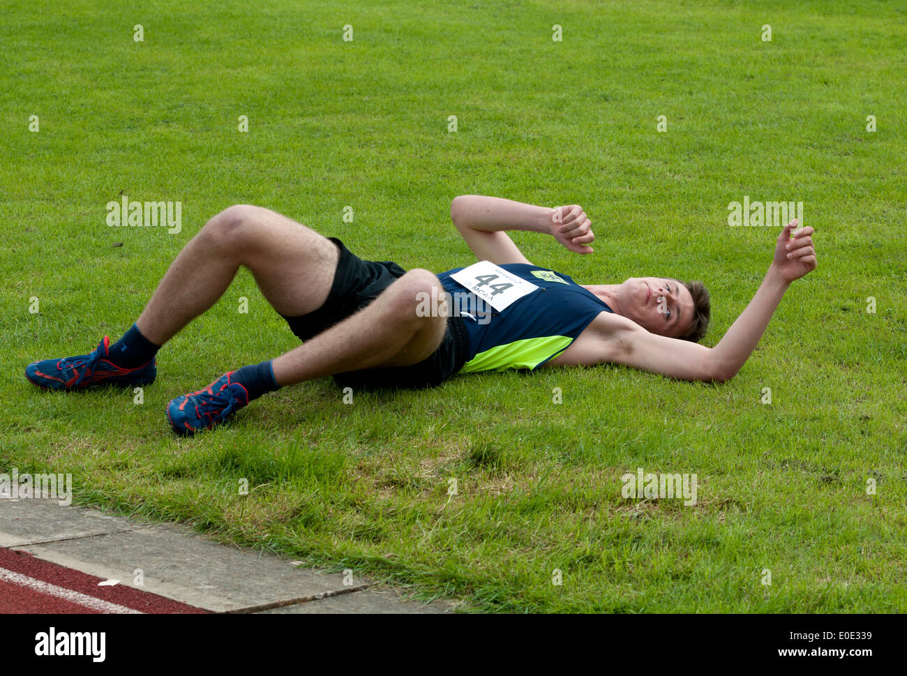 Atletica, runner esausto dopo un uomo 800m gara a livello di club, REGNO UNITO Foto Stock