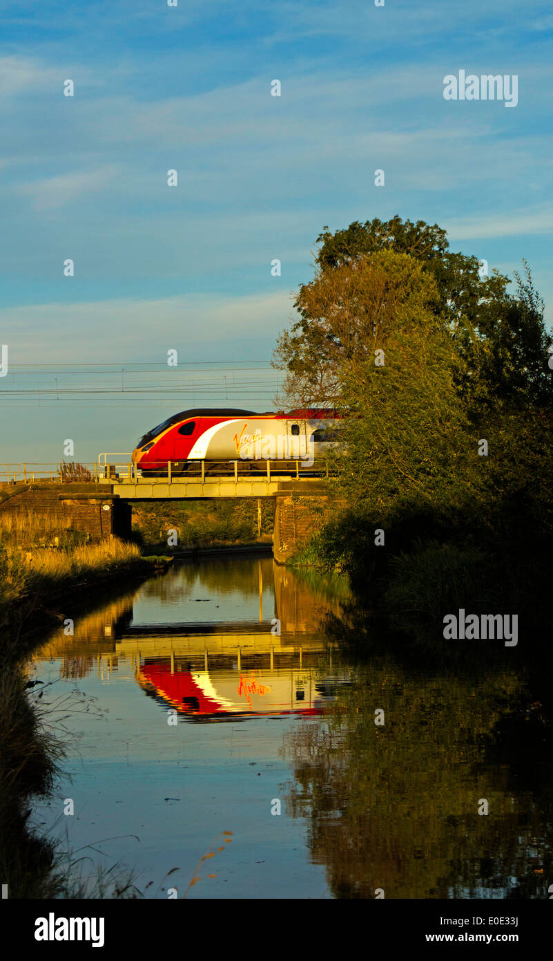 Treni del Virgin Pendolino classe 390 ad alta velocità treno passeggeri nella zona Tamworth-Lichfield della West Coast Mainline (WCML). Foto Stock