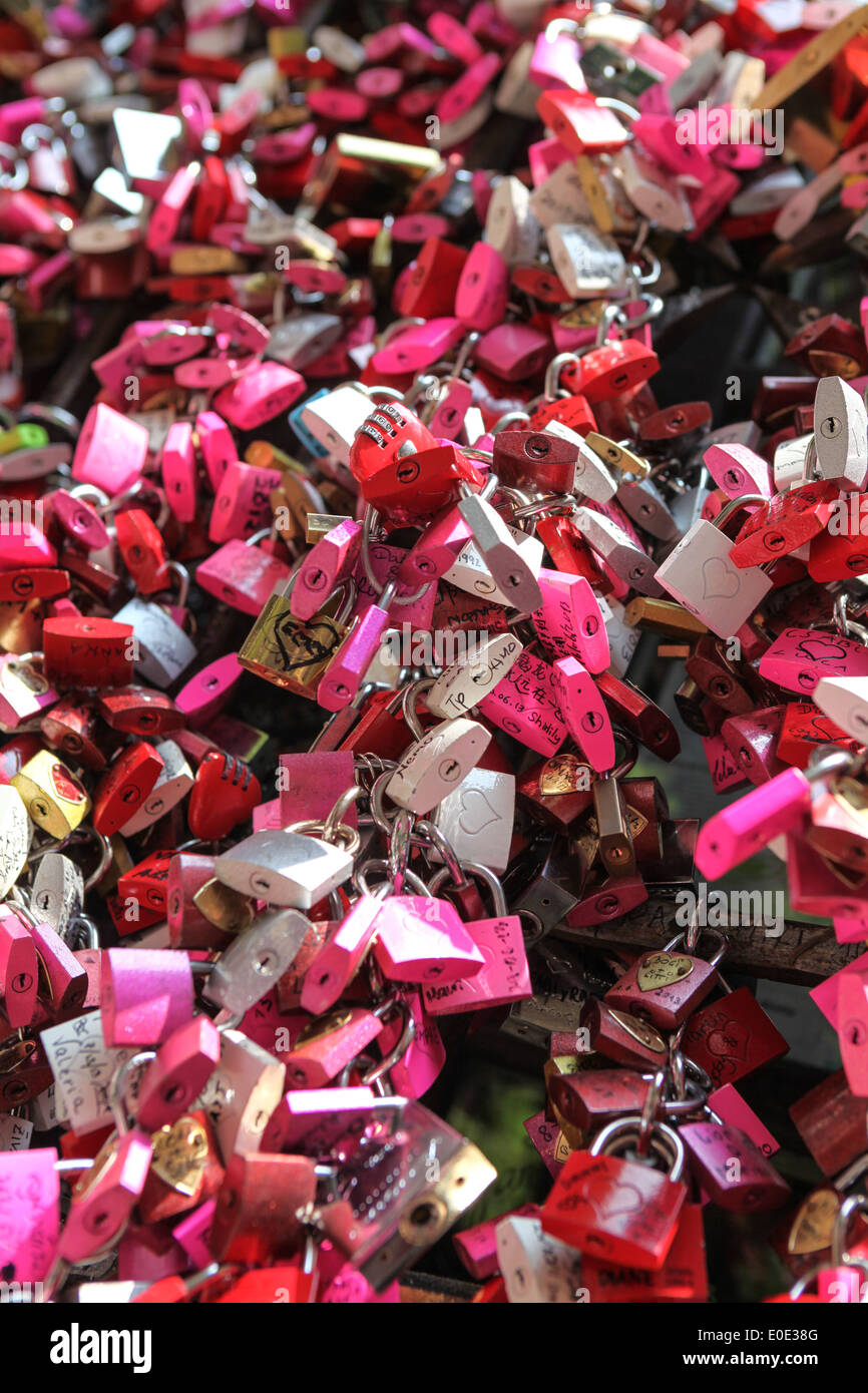 Lucchetti come simboli di amore romantico, appeso da turisti alla famosa casa di Giulietta a Verona, Italia Foto Stock