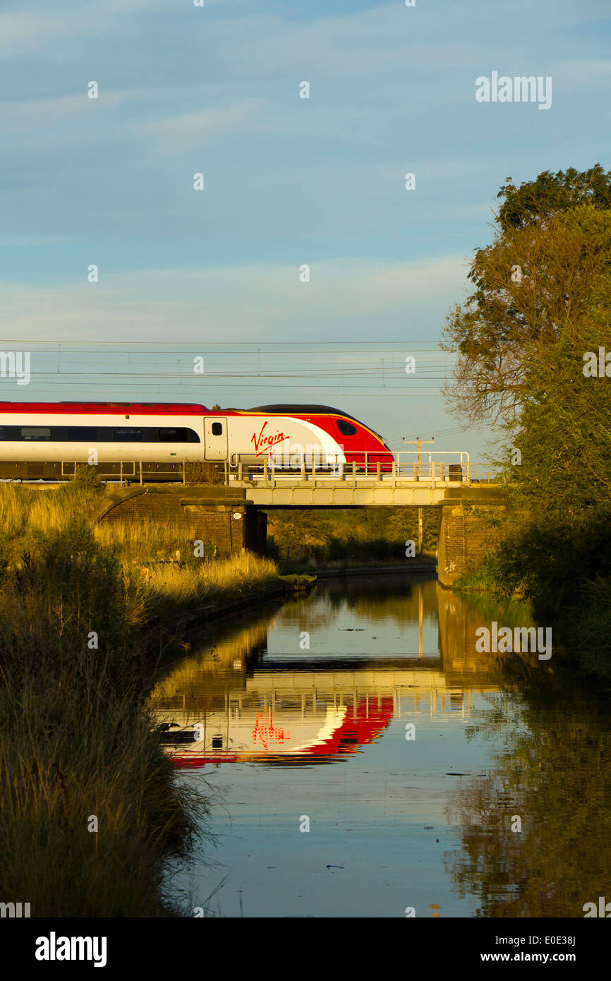 Treni del Virgin Pendolino classe 390 ad alta velocità treno passeggeri nella zona Tamworth-Lichfield della West Coast Mainline (WCML). Foto Stock