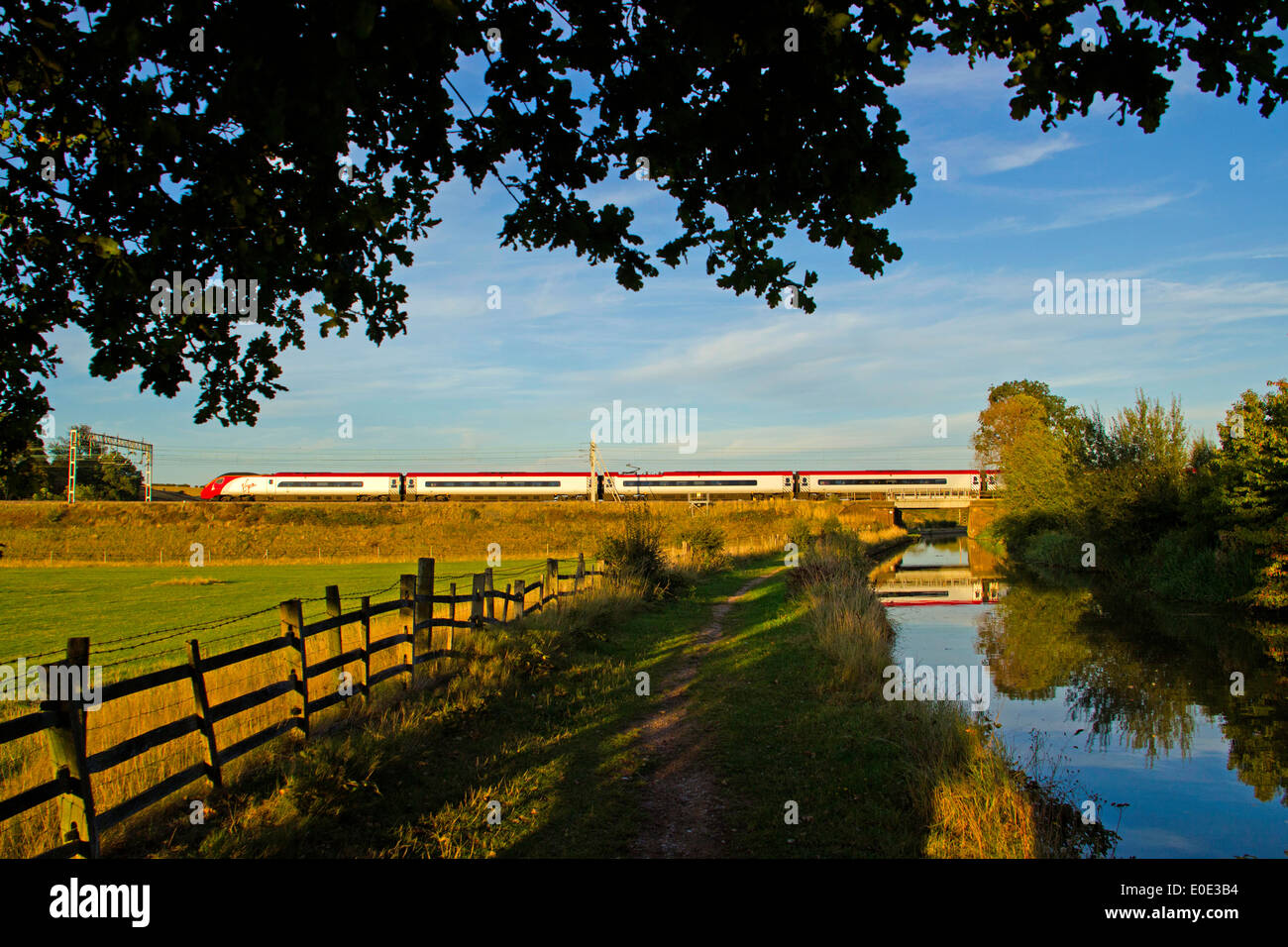 Treni del Virgin Pendolino classe 390 ad alta velocità treno passeggeri nella zona Tamworth-Lichfield della West Coast Mainline (WCML). Foto Stock