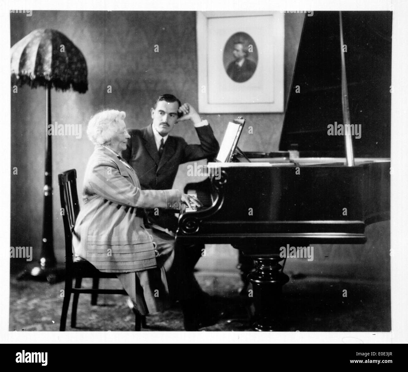 Questa foto raffigura Nina Grieg, la moglie del compositore norvegese Edvard Grieg, insieme al compositore Percy Grainger. Entrambi furono influenti nella scena della musica classica, con le abilità di Nina Grieg nel suonare il pianoforte spesso messe in mostra nelle esibizioni. Foto Stock
