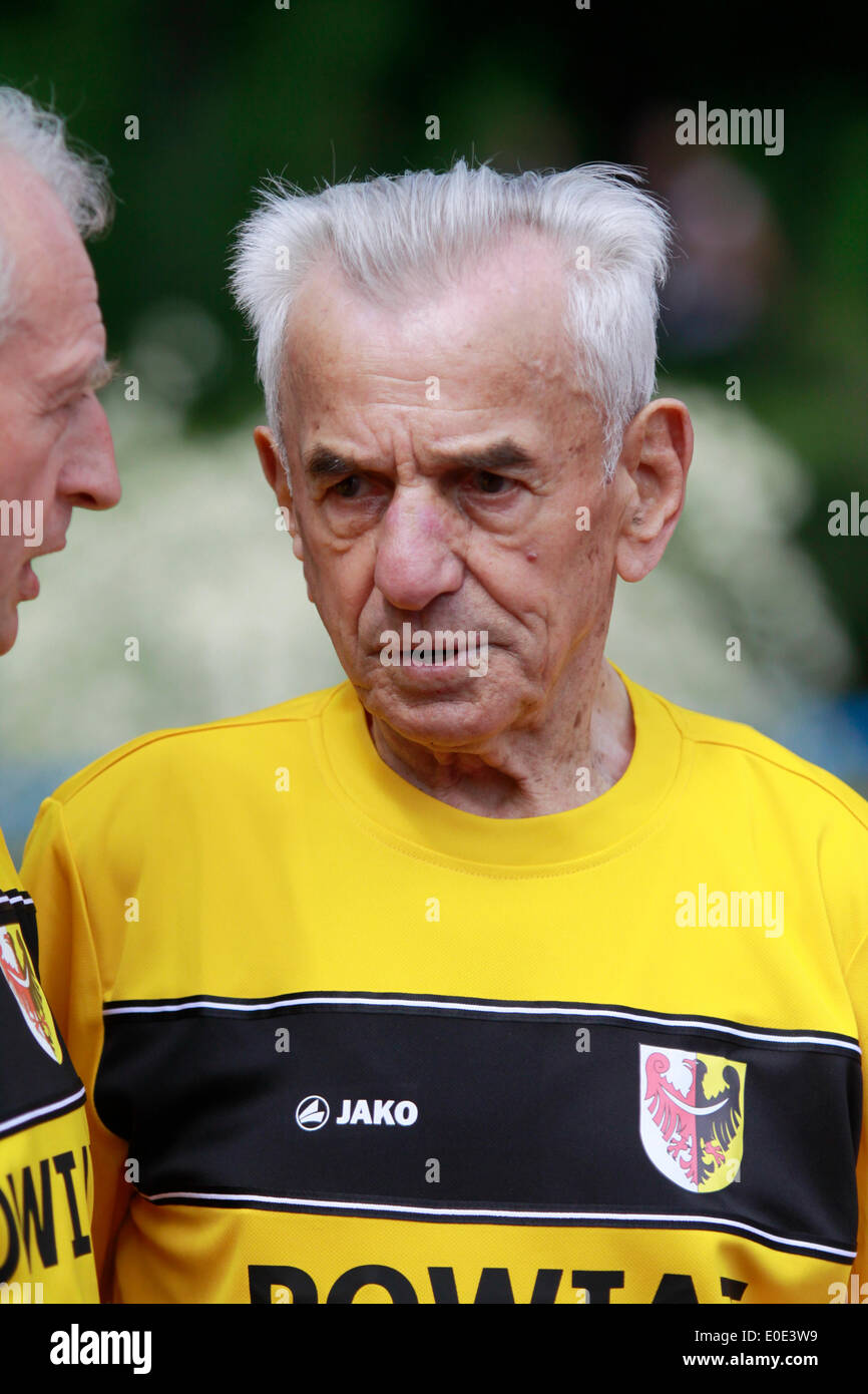 Wroclaw, Polonia. Il 10 maggio, 2014. 104-anno-vecchio Stanislao Kowalski (POL) da Swidnica ha stabilito un nuovo record europeo in 100 metri di gara per i corridori di oltre 100 anni, l'esecuzione di 100 metri in 32,79 secondi a Wroclaw, Polonia, Sabato 10 Maggio, 2014. Credito: Piotr Zajac/Alamy Live News Foto Stock