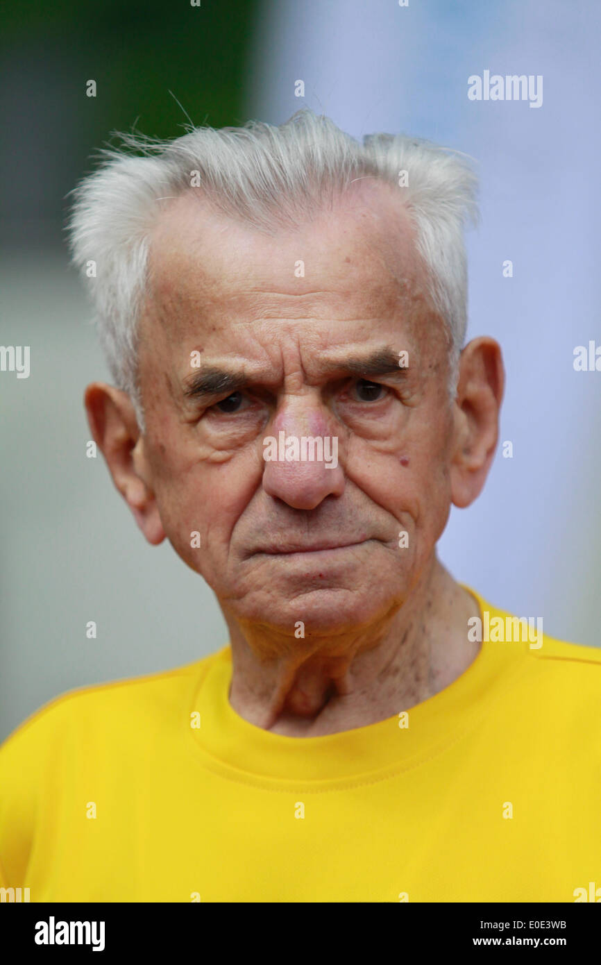 Wroclaw, Polonia. Il 10 maggio, 2014. 104-anno-vecchio Stanislao Kowalski (POL) da Swidnica ha stabilito un nuovo record europeo in 100 metri di gara per i corridori di oltre 100 anni, l'esecuzione di 100 metri in 32,79 secondi a Wroclaw, Polonia, Sabato 10 Maggio, 2014. Credito: Piotr Zajac/Alamy Live News Foto Stock