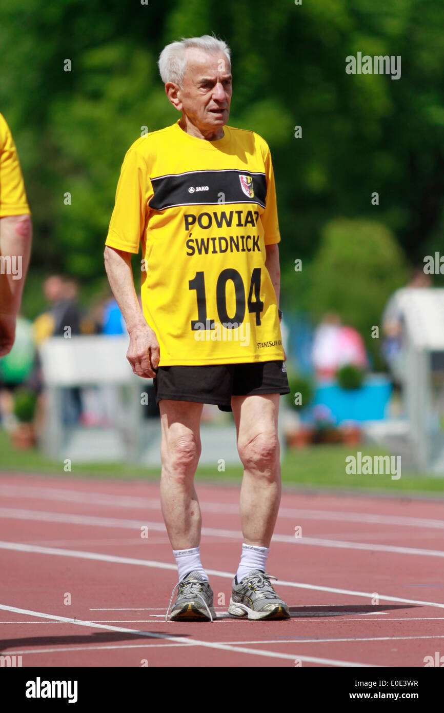 Wroclaw, Polonia. Il 10 maggio, 2014. 104-anno-vecchio Stanislao Kowalski (POL) da Swidnica ha stabilito un nuovo record europeo in 100 metri di gara per i corridori di oltre 100 anni, l'esecuzione di 100 metri in 32,79 secondi a Wroclaw, Polonia, Sabato 10 Maggio, 2014. Credito: Piotr Zajac/Alamy Live News Foto Stock