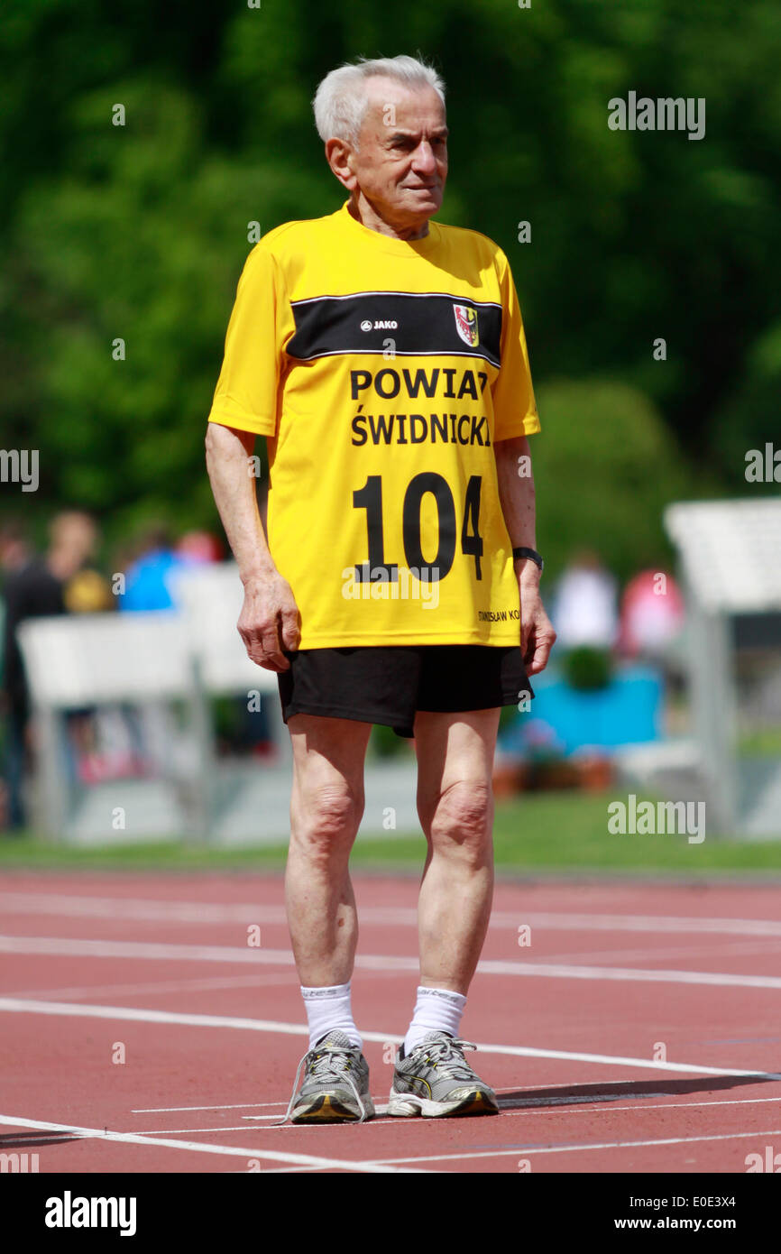 Wroclaw, Polonia. Il 10 maggio, 2014. 104-anno-vecchio Stanislao Kowalski (POL) da Swidnica ha stabilito un nuovo record europeo in 100 metri di gara per i corridori di oltre 100 anni, l'esecuzione di 100 metri in 32,79 secondi a Wroclaw, Polonia, Sabato 10 Maggio, 2014. Credito: Piotr Zajac/Alamy Live News Foto Stock