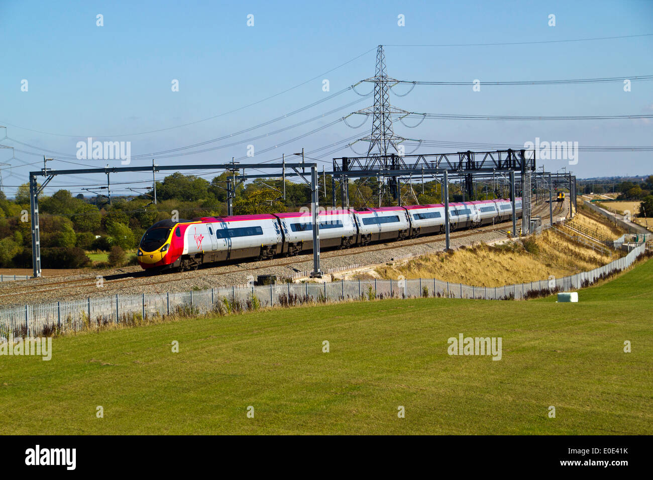 Treni del Virgin Pendolino classe 390 ad alta velocità treno passeggeri nella zona Tamworth-Lichfield della West Coast Mainline (WCML). Foto Stock