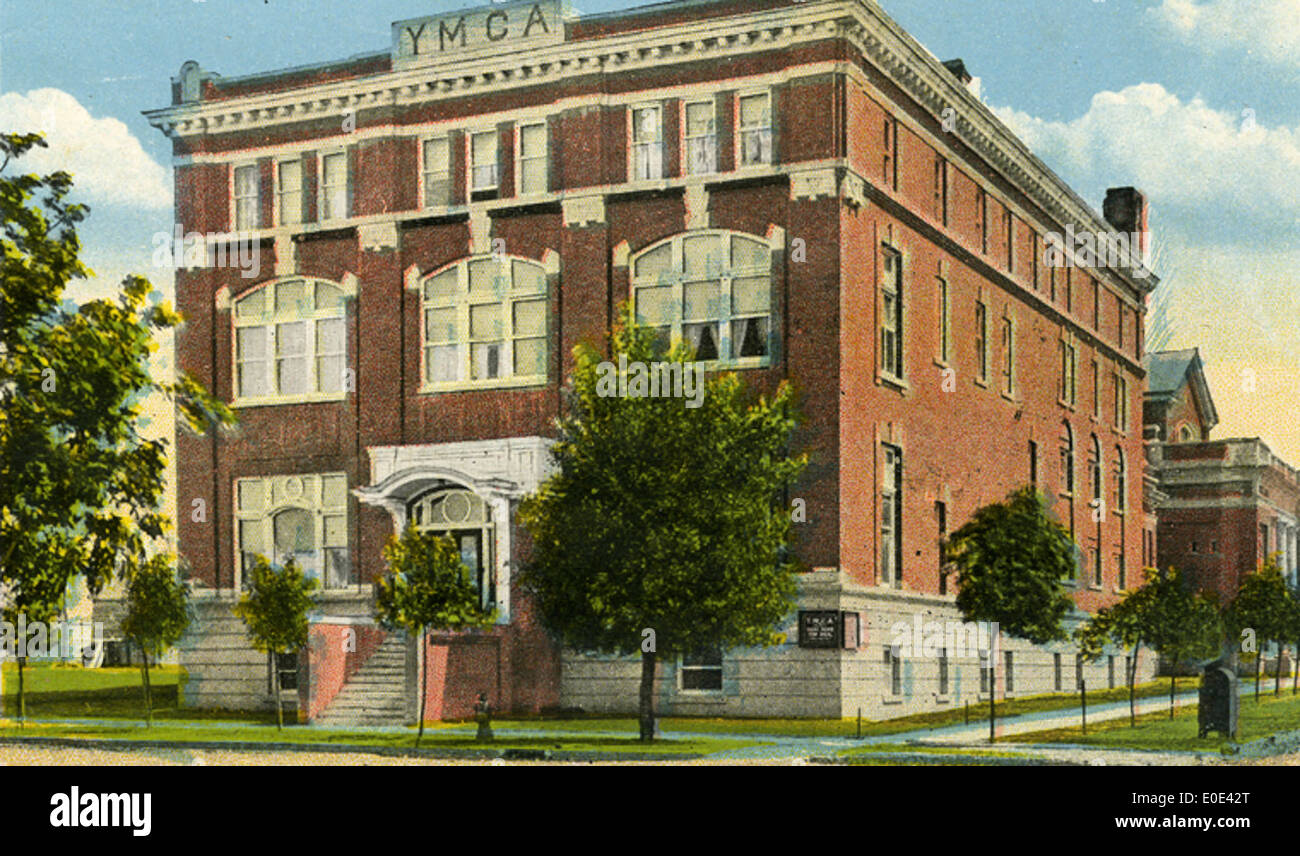 Questa immagine mostra l'edificio della Young Men's Christian Association (YMCA) in una cartolina colorata storica, che mostra il significato dell'edificio nella storia americana. Con luoghi come New York, Washington e Brooklyn, l'immagine include una varietà di date e riferimenti geografici, che riflettono una visione storica dei monumenti americani e l'impatto culturale della YMCA. Foto Stock