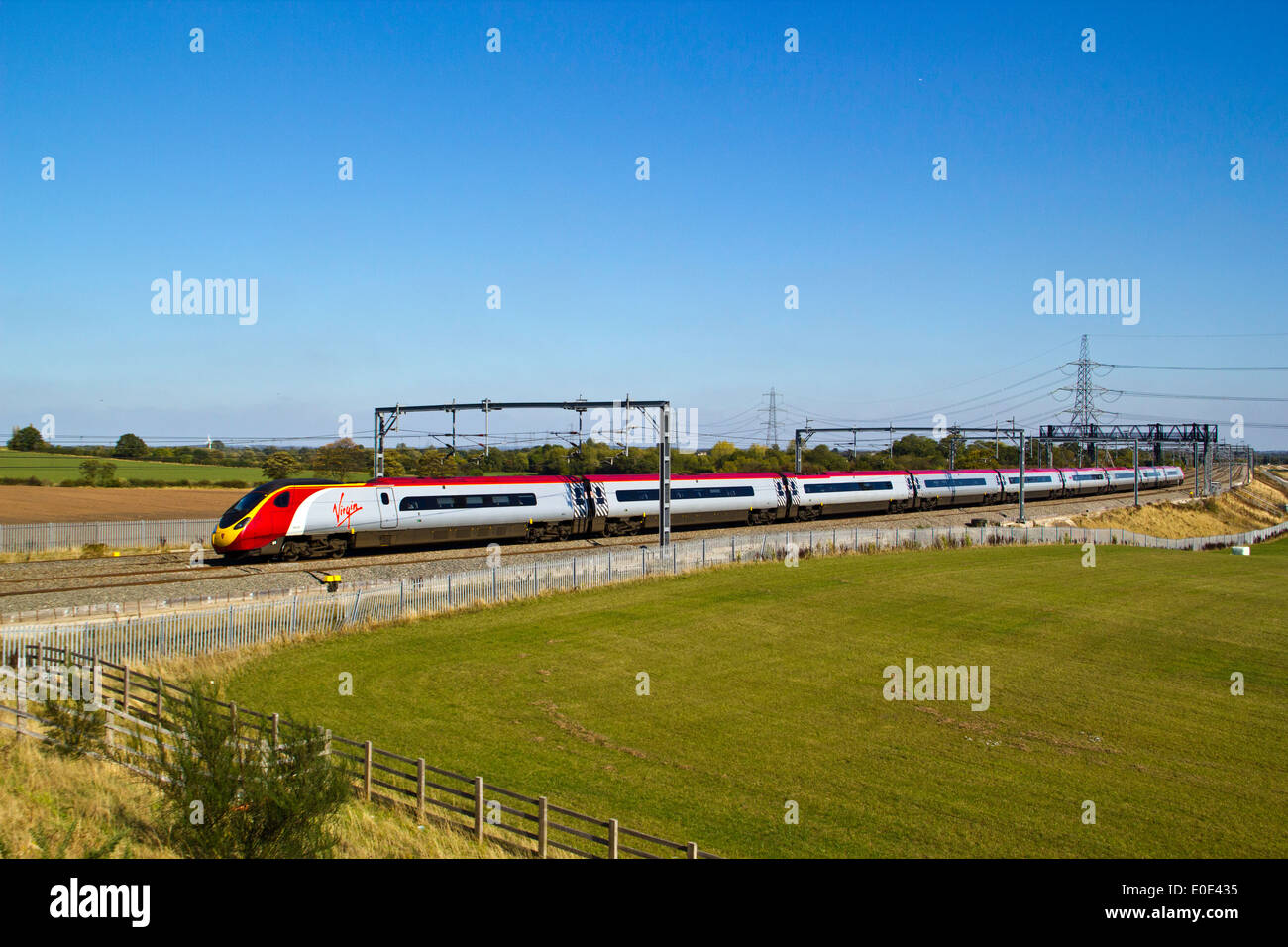 Treni del Virgin Pendolino classe 390 ad alta velocità treno passeggeri nella zona Tamworth-Lichfield della West Coast Mainline (WCML). Foto Stock