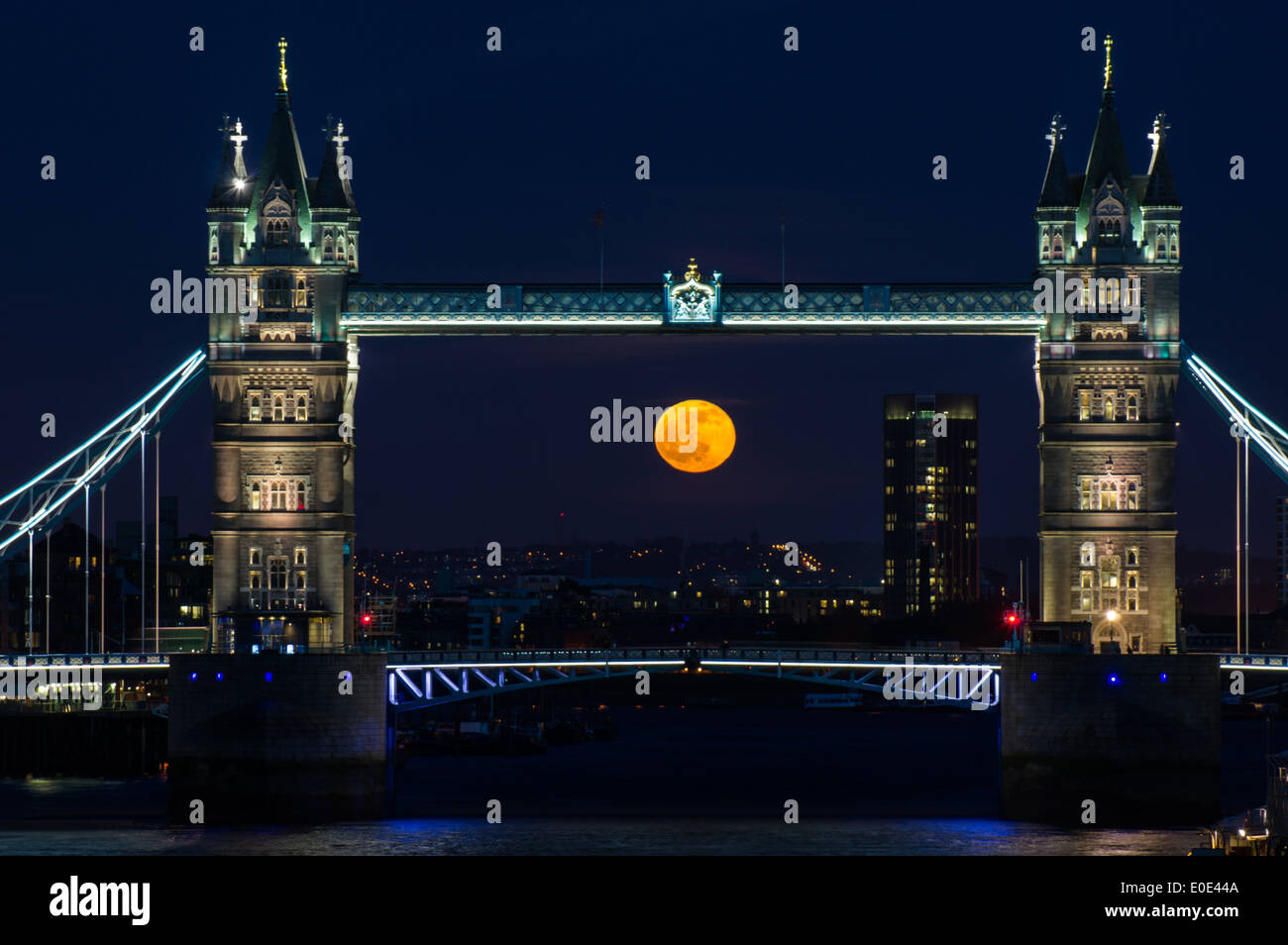 La luna piena sorge sopra il Tower Bridge a Londra Inghilterra Regno Unito Foto Stock