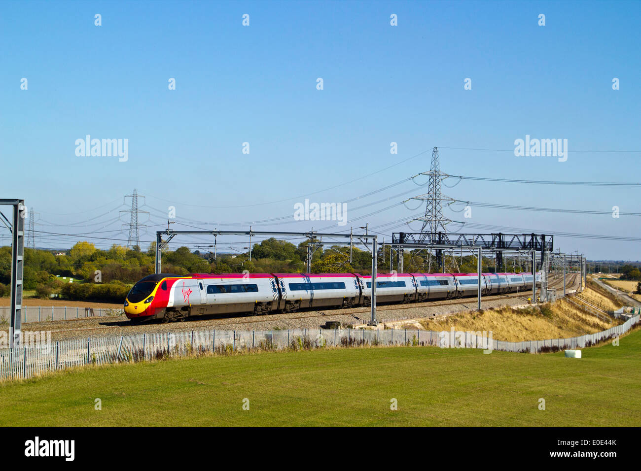 Treni del Virgin Pendolino classe 390 ad alta velocità treno passeggeri nella zona Tamworth-Lichfield della West Coast Mainline (WCML). Foto Stock