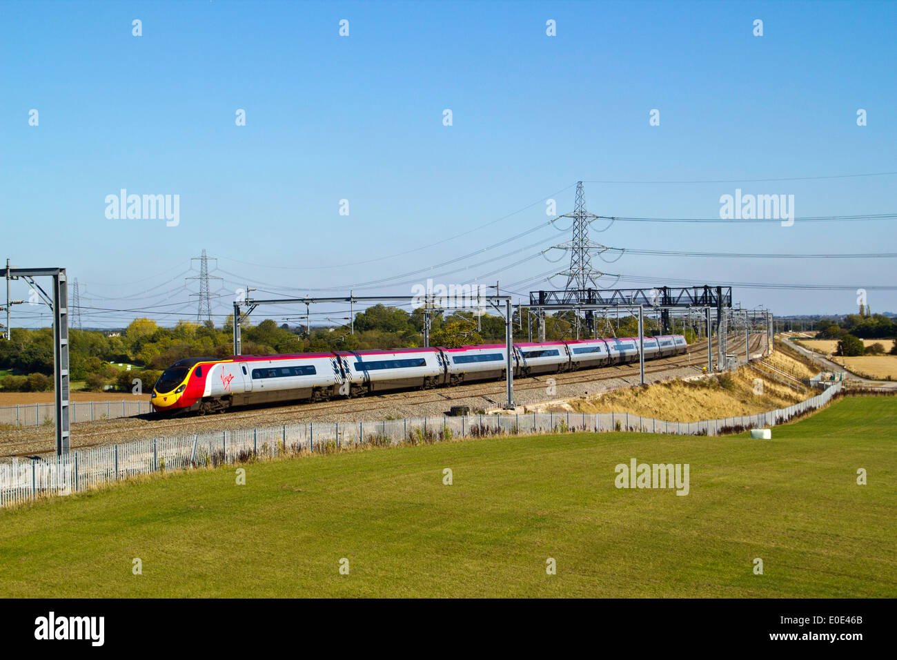 Treni del Virgin Pendolino classe 390 ad alta velocità treno passeggeri nella zona Tamworth-Lichfield della West Coast Mainline (WCML). Foto Stock