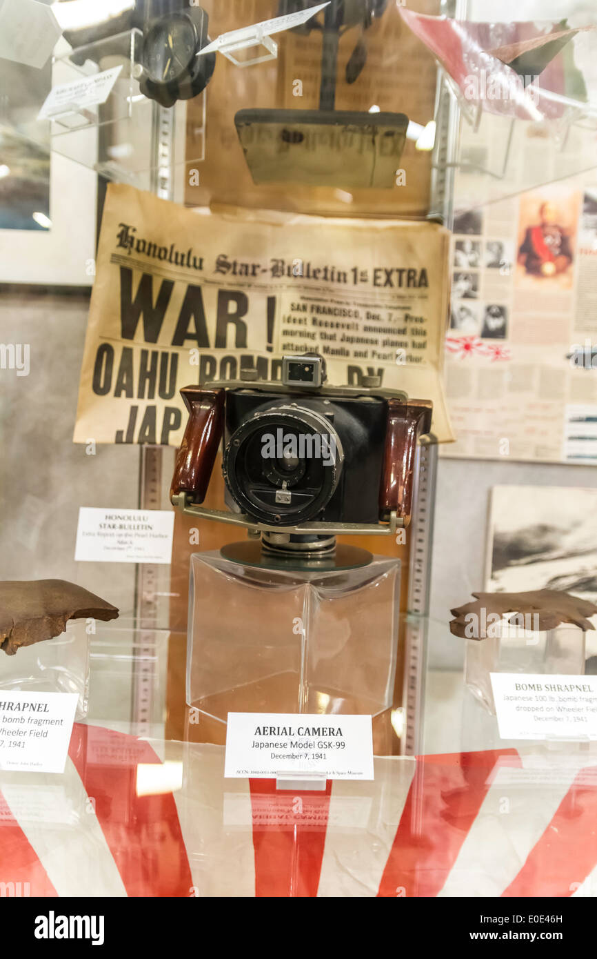 Una telecamera aerea giapponese, bandiera e altri cimeli al Museo dell'aria di March Field a Riverside California Foto Stock
