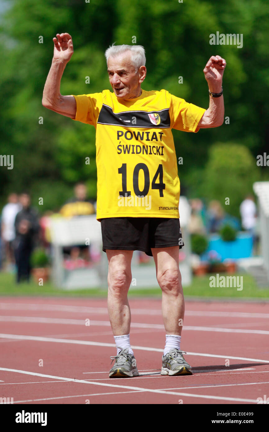 Wroclaw, Polonia. Il 10 maggio, 2014. 104-anno-vecchio Stanislao Kowalski (POL) da Swidnica ha stabilito un nuovo record europeo in 100 metri di gara per i corridori di oltre 100 anni, l'esecuzione di 100 metri in 32,79 secondi a Wroclaw, Polonia, Sabato 10 Maggio, 2014. Credito: Piotr Zajac/Alamy Live News Foto Stock