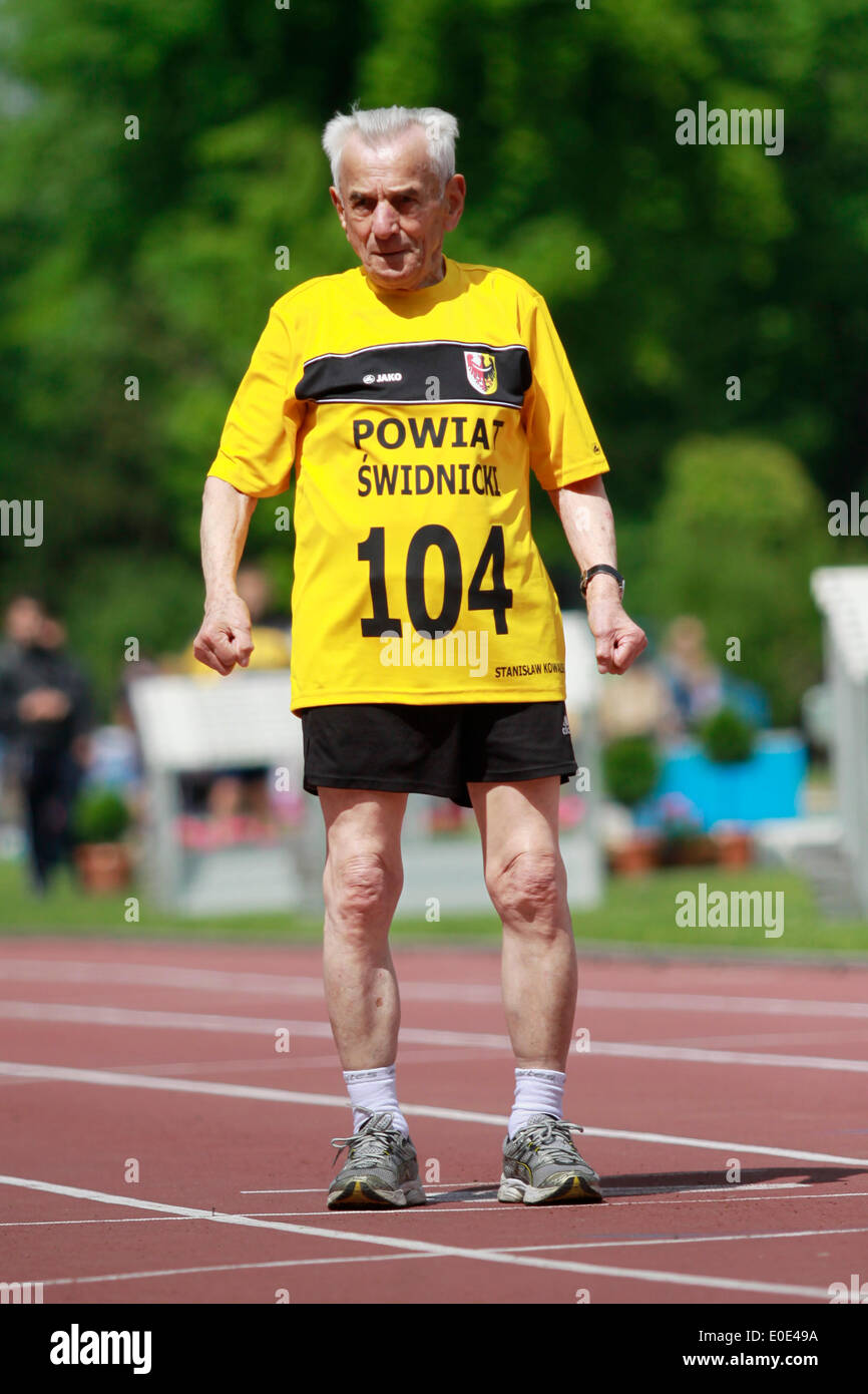 Wroclaw, Polonia. Il 10 maggio, 2014. 104-anno-vecchio Stanislao Kowalski (POL) da Swidnica ha stabilito un nuovo record europeo in 100 metri di gara per i corridori di oltre 100 anni, l'esecuzione di 100 metri in 32,79 secondi a Wroclaw, Polonia, Sabato 10 Maggio, 2014. Credito: Piotr Zajac/Alamy Live News Foto Stock