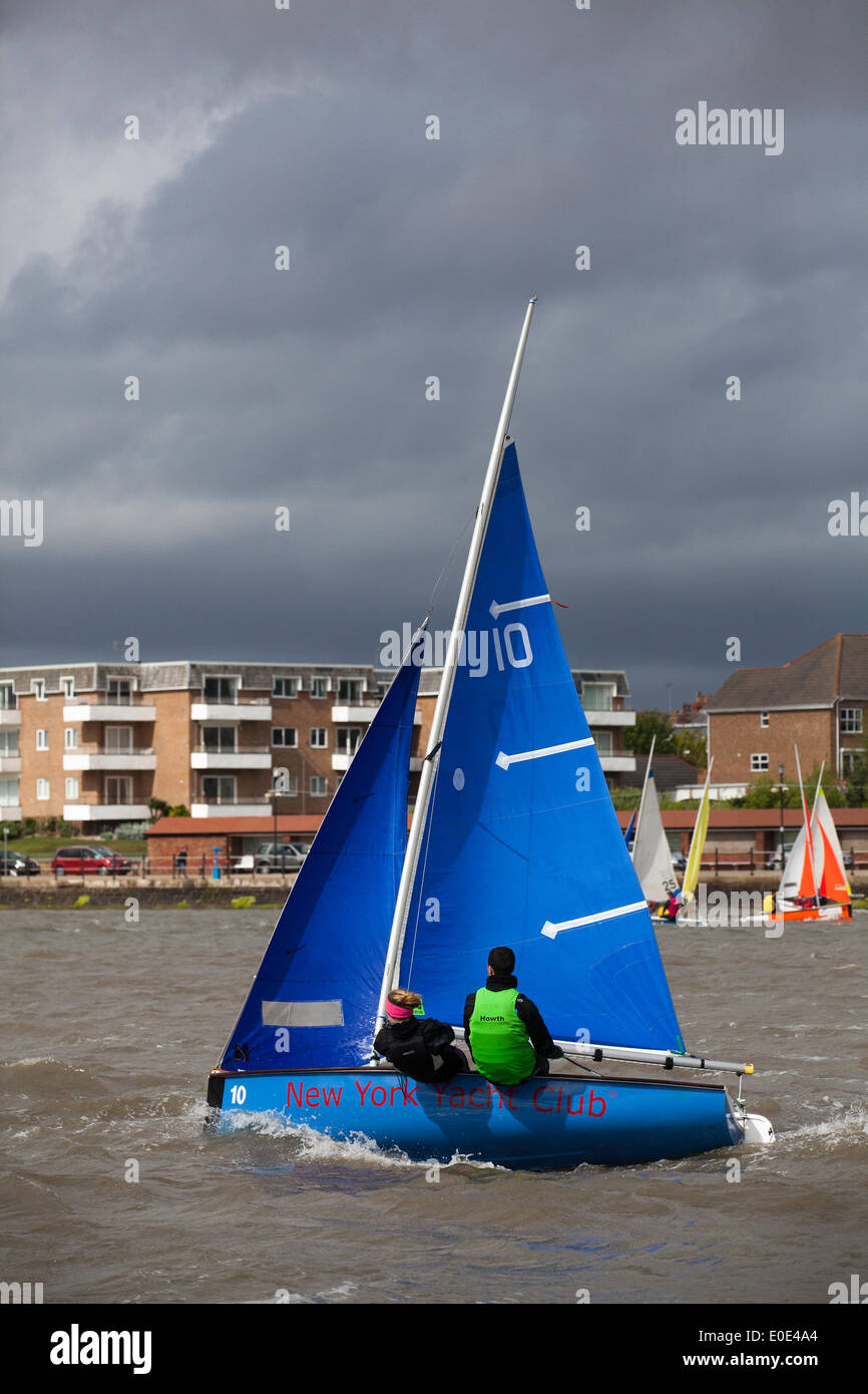 Gare di yacht a West Kirby, Liverpool, Regno Unito. 11 maggio 2019. British Open Team Racing Championships Trophy Sailing's Premier League 'The Wilson Trophy' 200. Il numero massimo di squadre di gara è stato aumentato a 36. L'evento del 2019 vede la partecipazione di 5 squadre americane, 2 equipaggi irlandesi, 1 barca australiana e il debutto del Team Austria. A completare il campo ci saranno 27 squadre britanniche, tra cui i campioni in carica, i West Kirby Hawks. I vincitori recenti sono anche West Exempent, Royal Forth Hoosiers e Birdham Bandits. Foto Stock