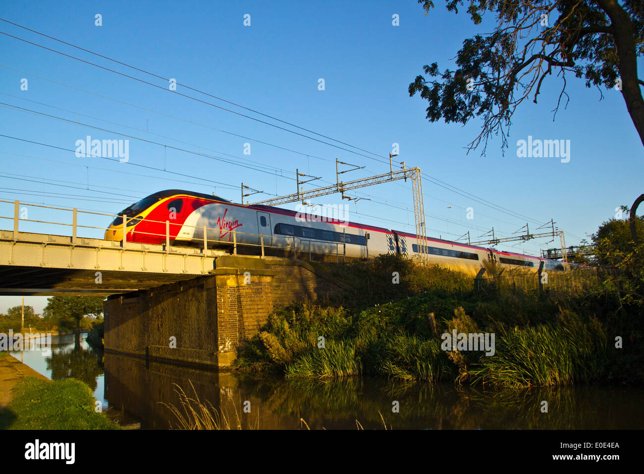 Treni del Virgin Pendolino classe 390 ad alta velocità treno passeggeri nella zona Tamworth-Lichfield della West Coast Mainline (WCML). Foto Stock