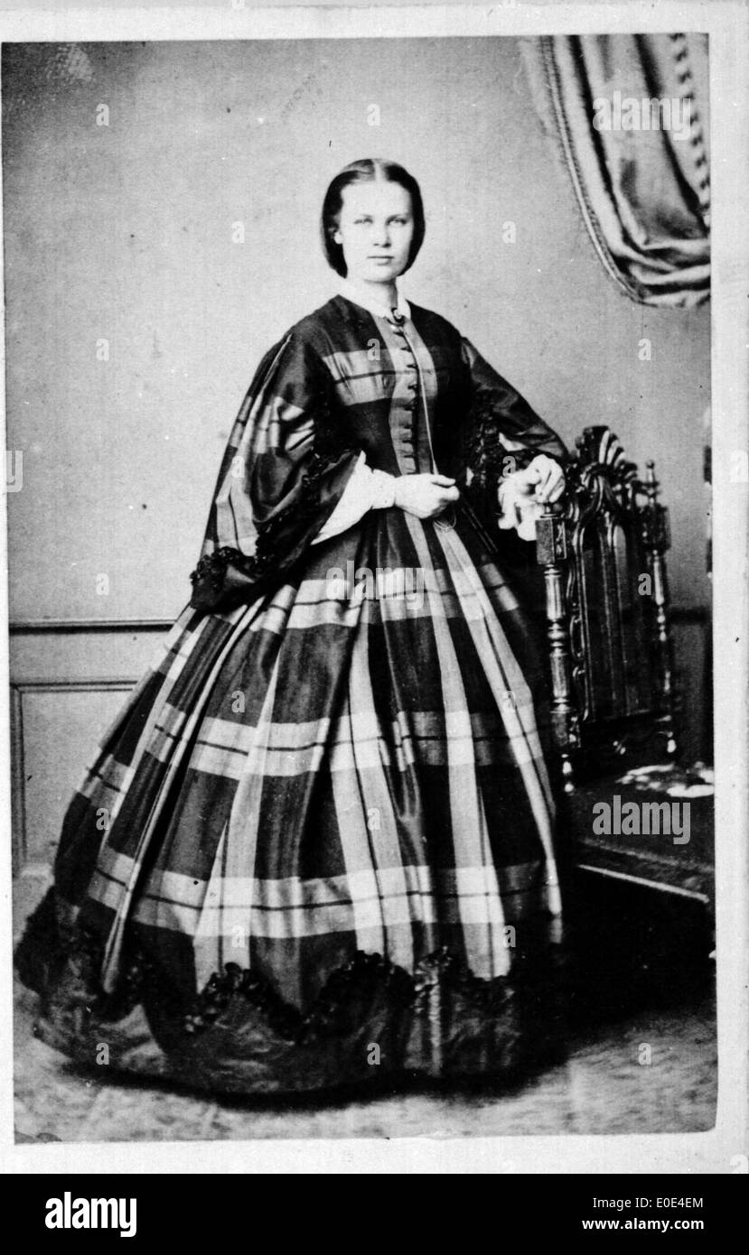 Un ritratto in piedi di una donna, con varie località geografiche elencate. La fotografia è un pezzo d'epoca, che mostra la donna in una posa integrale, tipica della fotografia dei primi anni del XX secolo. Foto Stock