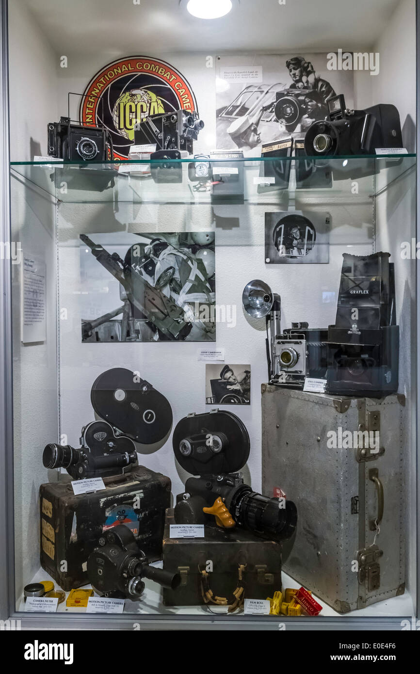 Una collezione di fotocamere usate dalle forze armate attraverso gli anni nel marzo del settore Air Museum in Riverside California Foto Stock