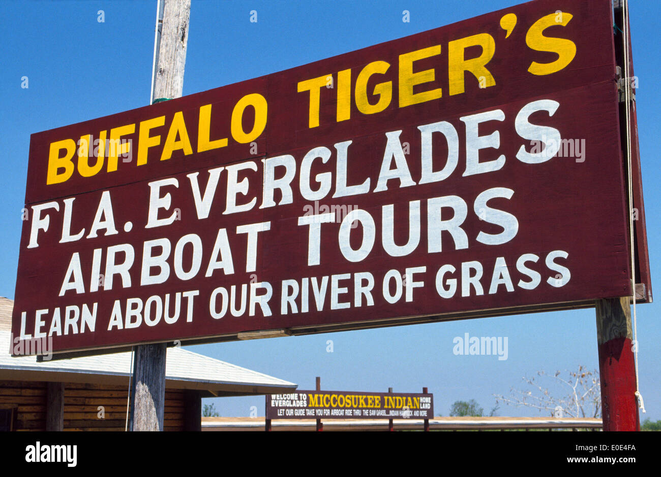Un cartello stradale annuncia Buffalo Tiger Florida Everglades Airboat guidate da una partenza dock sul Miccosukee Indian Reservation a ovest di Miami. Foto Stock