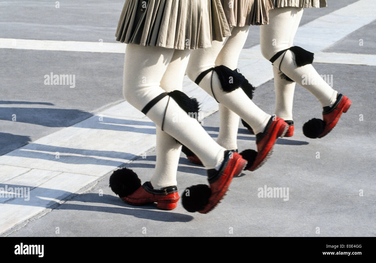 Tre soldati dell esercito in greco la Guardia Presidenziale marzo nelle fasi sincronizzate presso la tomba del Milite Ignoto in Atene. Foto Stock