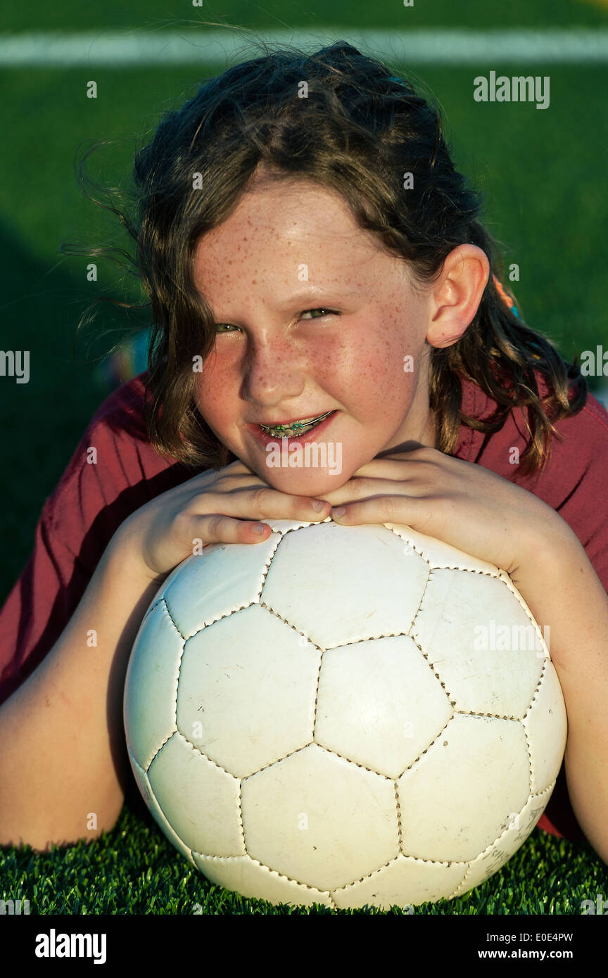 Ragazza con il suo pallone da calcio. Foto Stock