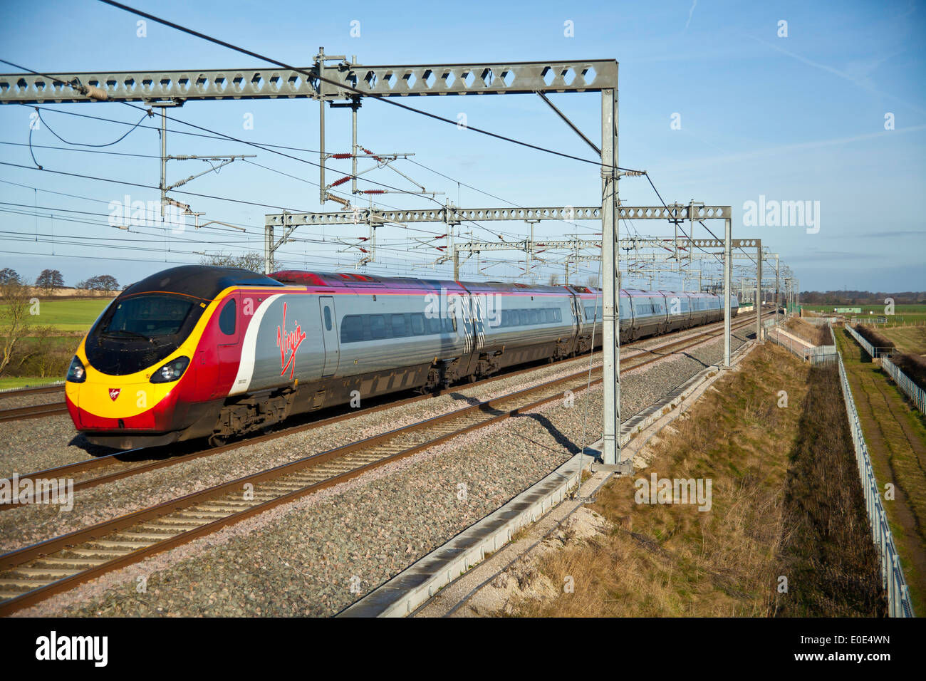 Treni del Virgin Pendolino classe 390 ad alta velocità treno passeggeri nella zona Tamworth-Lichfield della West Coast Mainline (WCML). Foto Stock