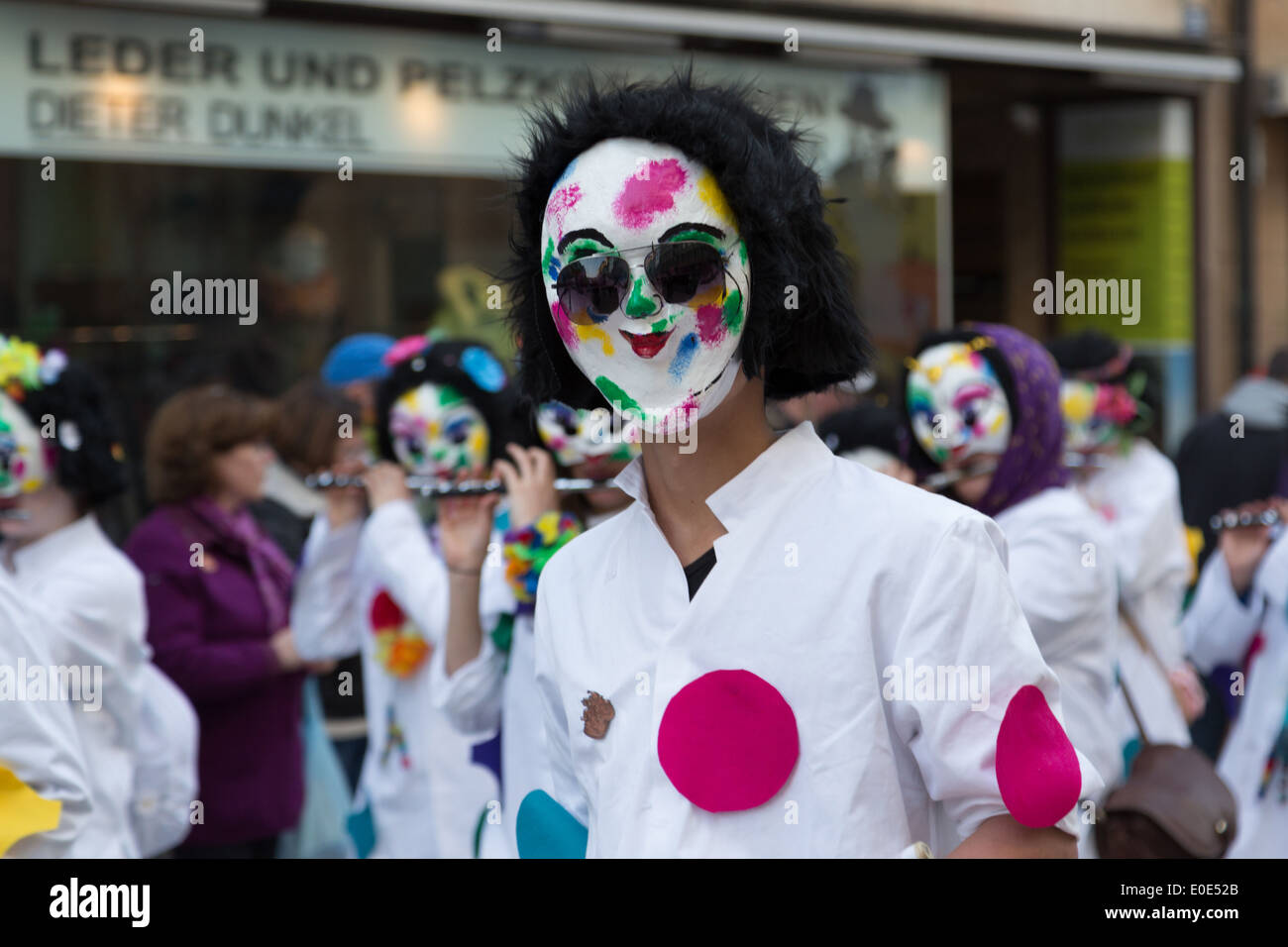 Una fotografia di un anonimo parade partecipante vestito in un colorato costume e occhiali da sole al carnevale in Europa. Foto Stock