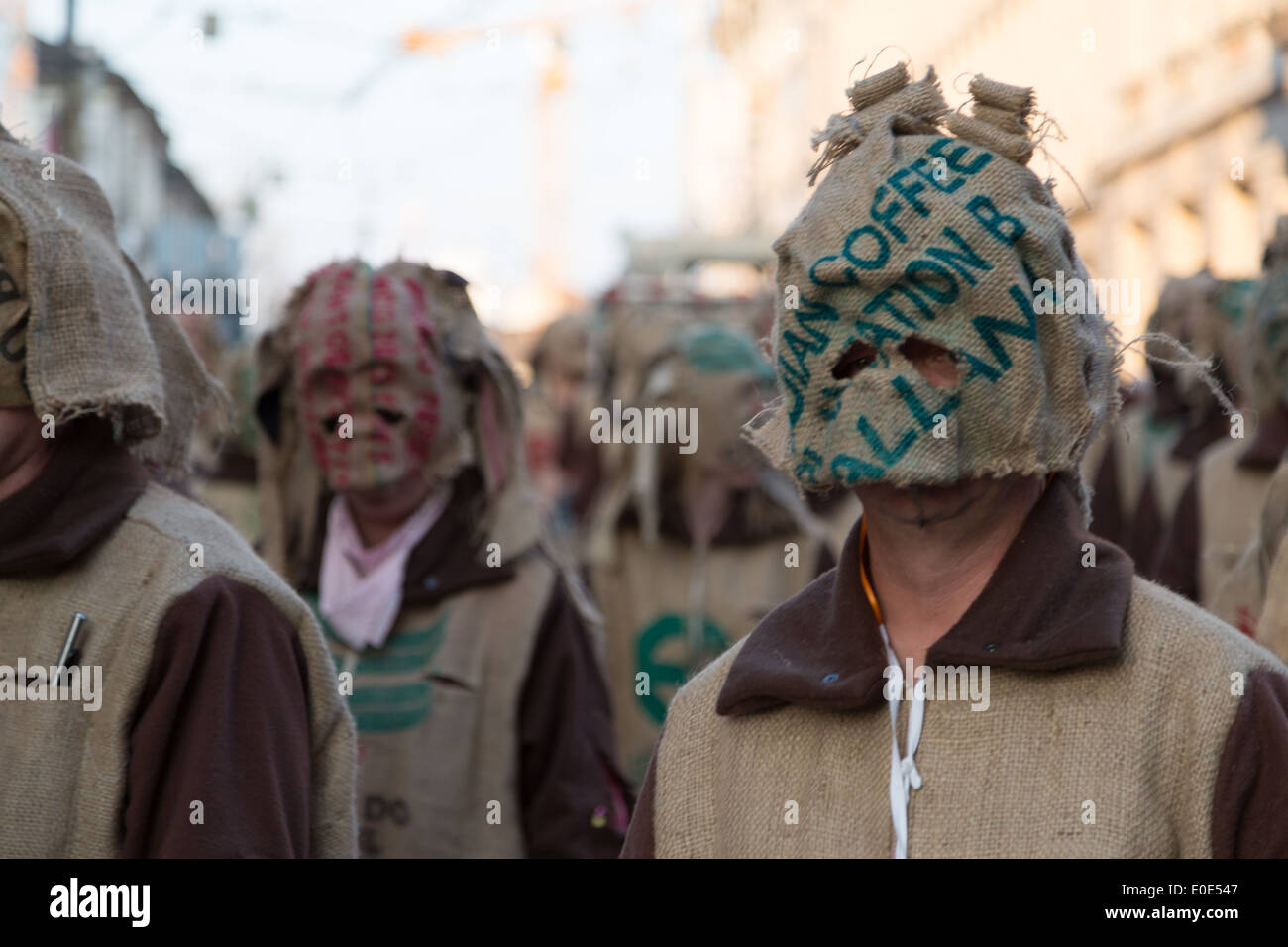 Una fotografia di alcuni Parade partecipanti vestiti con sacchi di Hesse che coprono i loro volti ad un carnevale in Europa. Foto Stock
