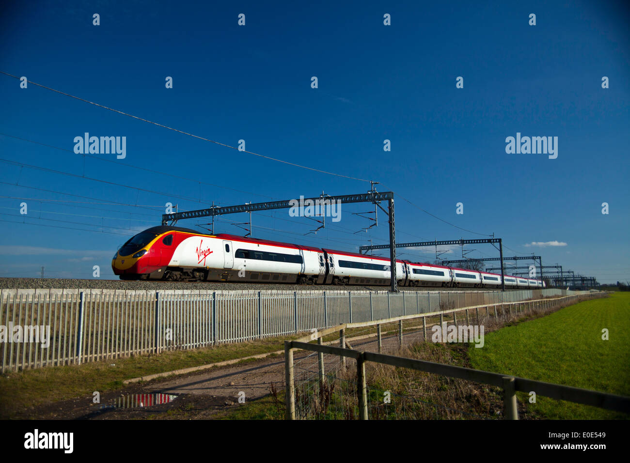 Treni del Virgin Pendolino classe 390 ad alta velocità treno passeggeri nella zona Tamworth-Lichfield della West Coast Mainline (WCML). Foto Stock