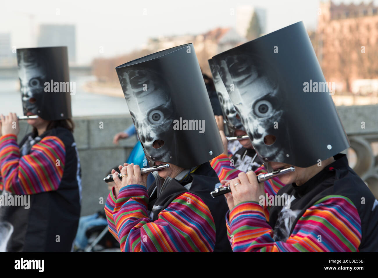 Una fotografia di alcuni costumi colorati con maschere nere al carnevale in Svizzera. Essi sono in marcia e la riproduzione del piccolo. Foto Stock