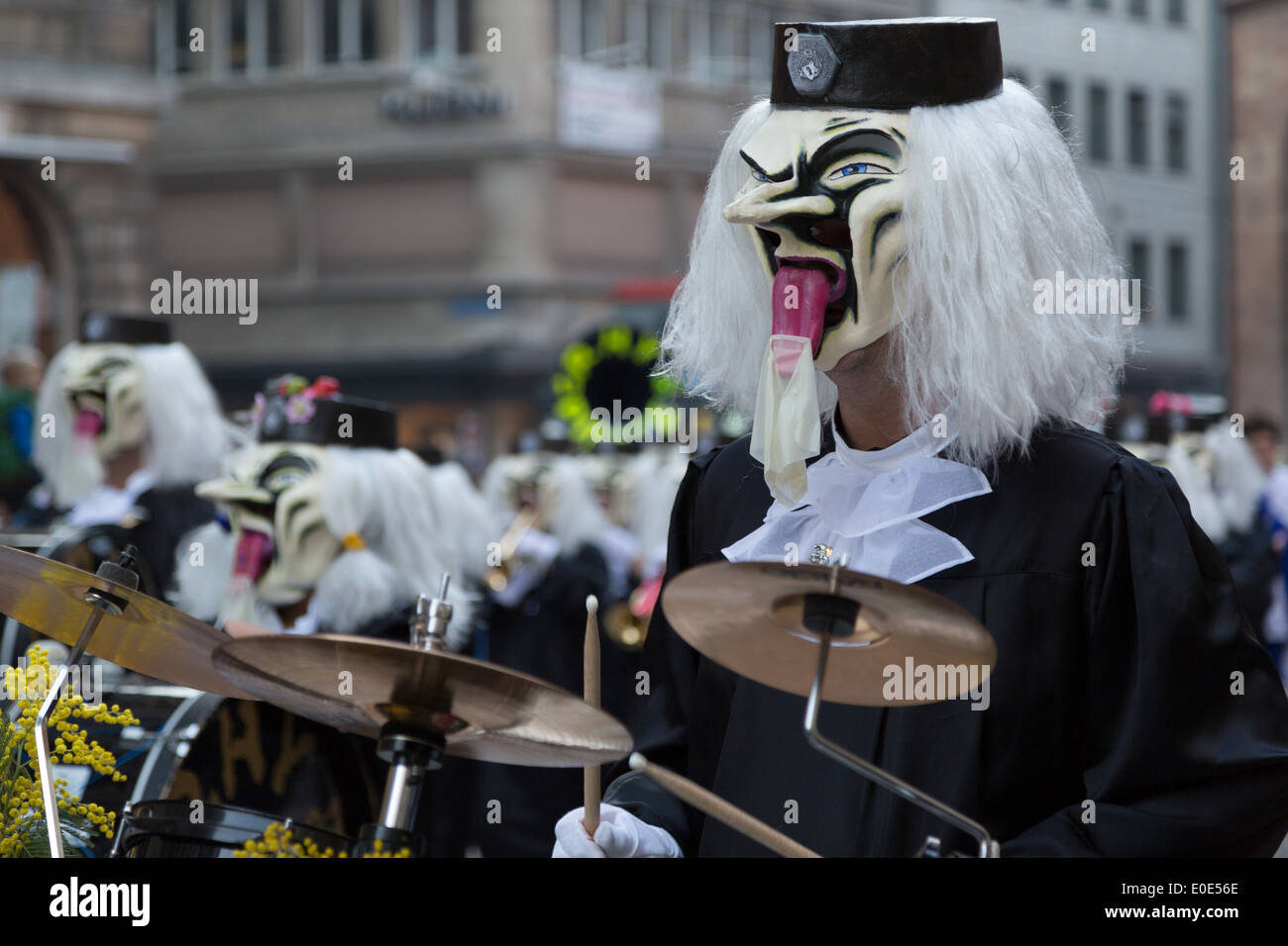 Una fotografia di una sfilata partecipante vestito in una parrucca bianca e suonando la batteria in un carnevale in Europa. Foto Stock