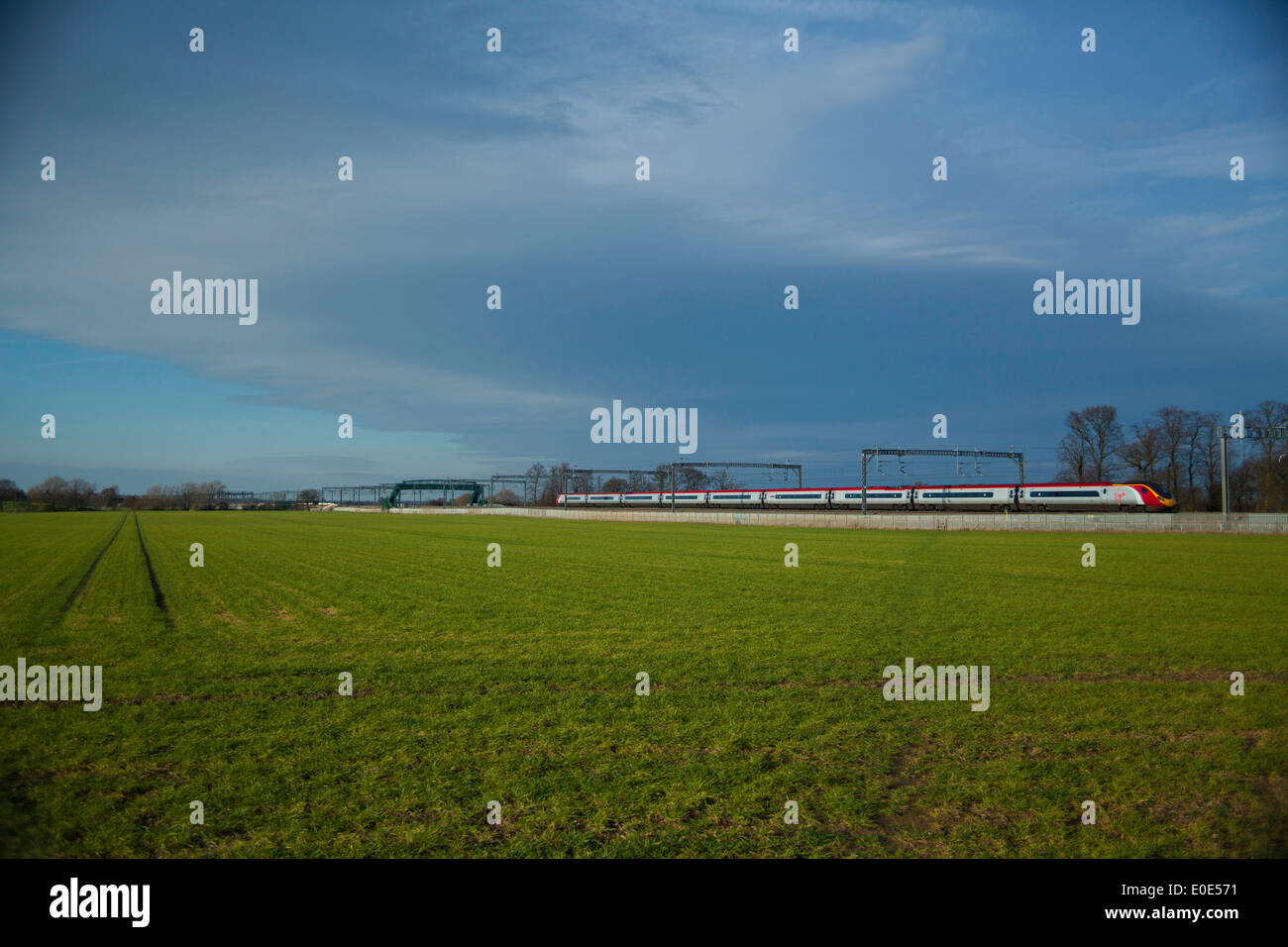 Treni del Virgin Pendolino classe 390 ad alta velocità treno passeggeri nella zona Tamworth-Lichfield della West Coast Mainline (WCML). Foto Stock