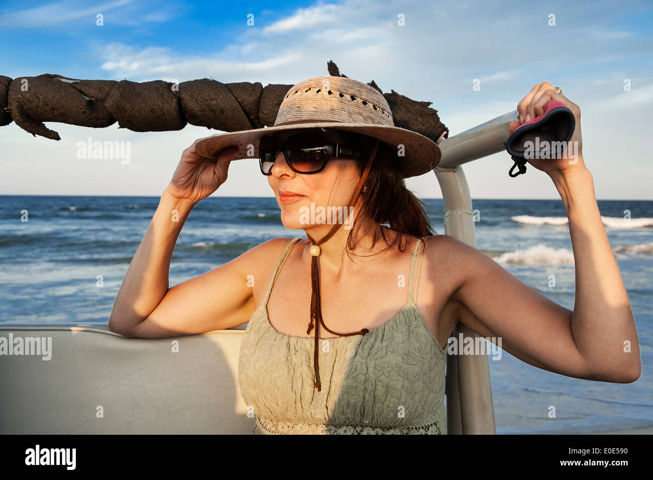 La donna gode della vista costiera su un fuori strada su spiaggia escursione, Outer Banks, North Carolina, STATI UNITI D'AMERICA Foto Stock