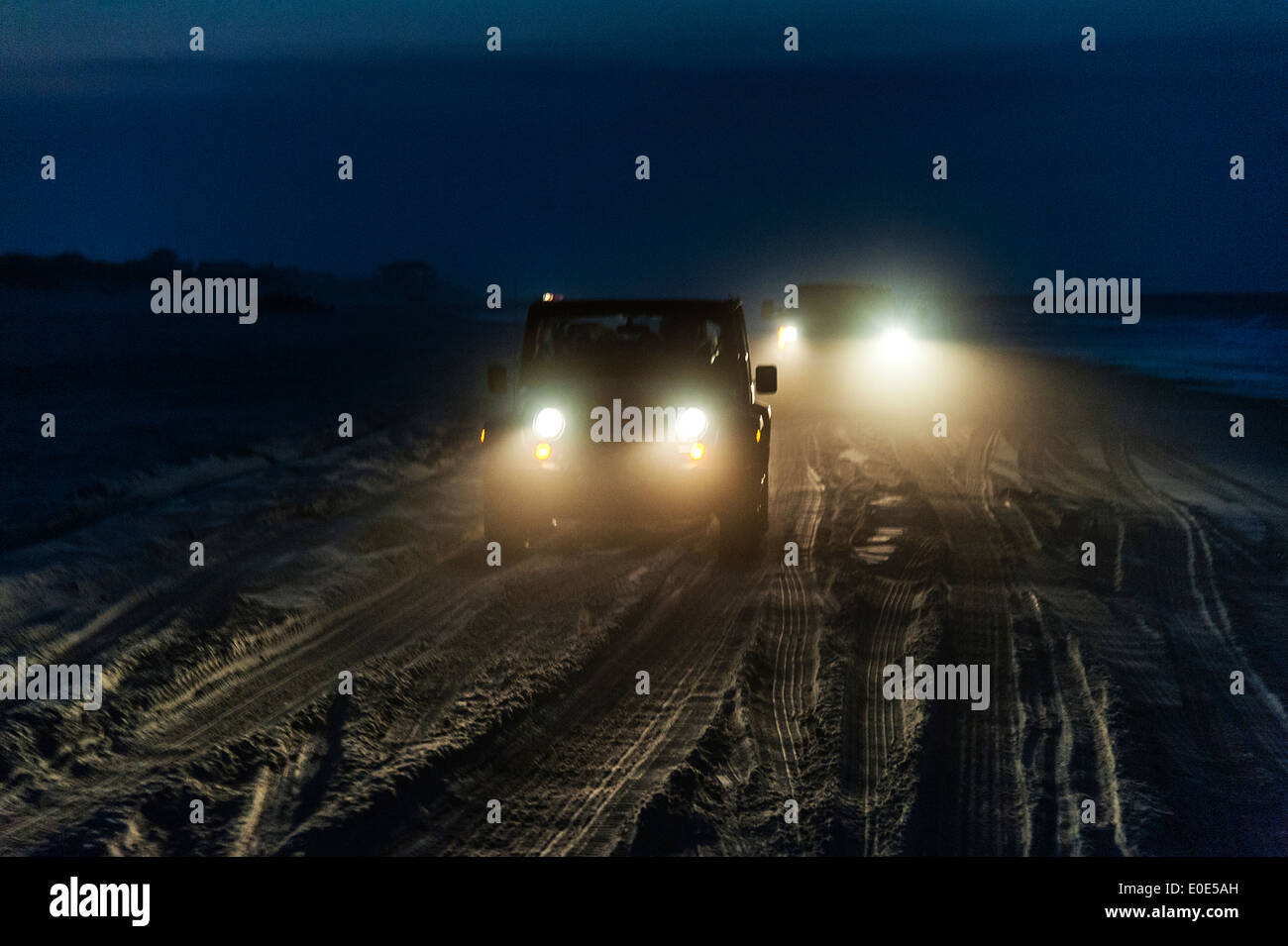 Quattro wheeling SUV sulla spiaggia al tramonto, Outer Banks, North Carolina, STATI UNITI D'AMERICA Foto Stock