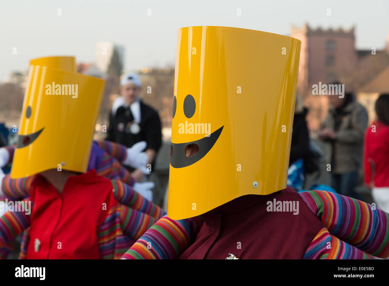 Una fotografia di persone che indossano gialli Smiley face costumi di Carnevale di Basilea in Svizzera (Carnival). Foto Stock