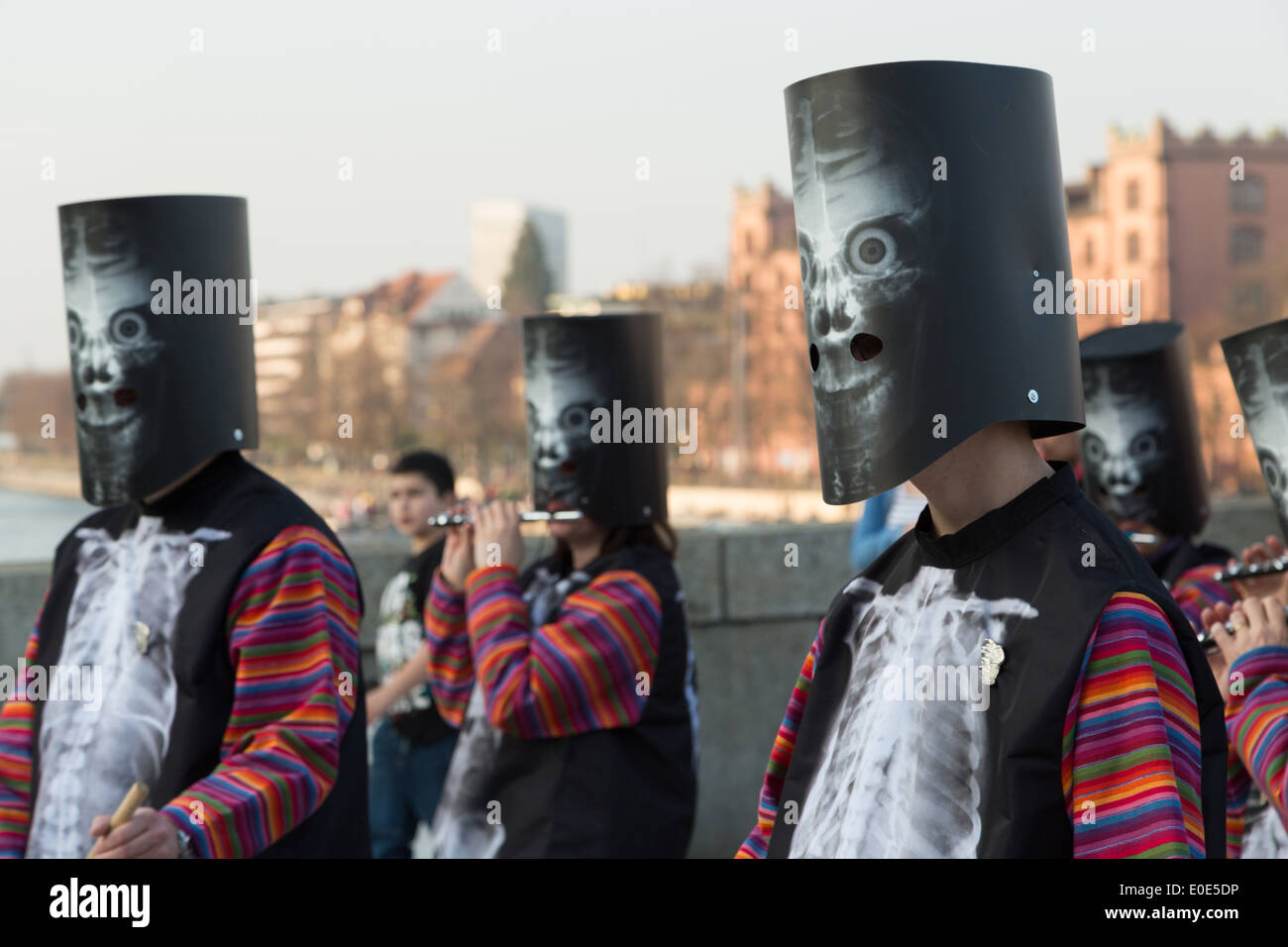 Una fotografia della sfilata i partecipanti indossano alcuni costumi colorati in un carnevale in Europa. Foto Stock