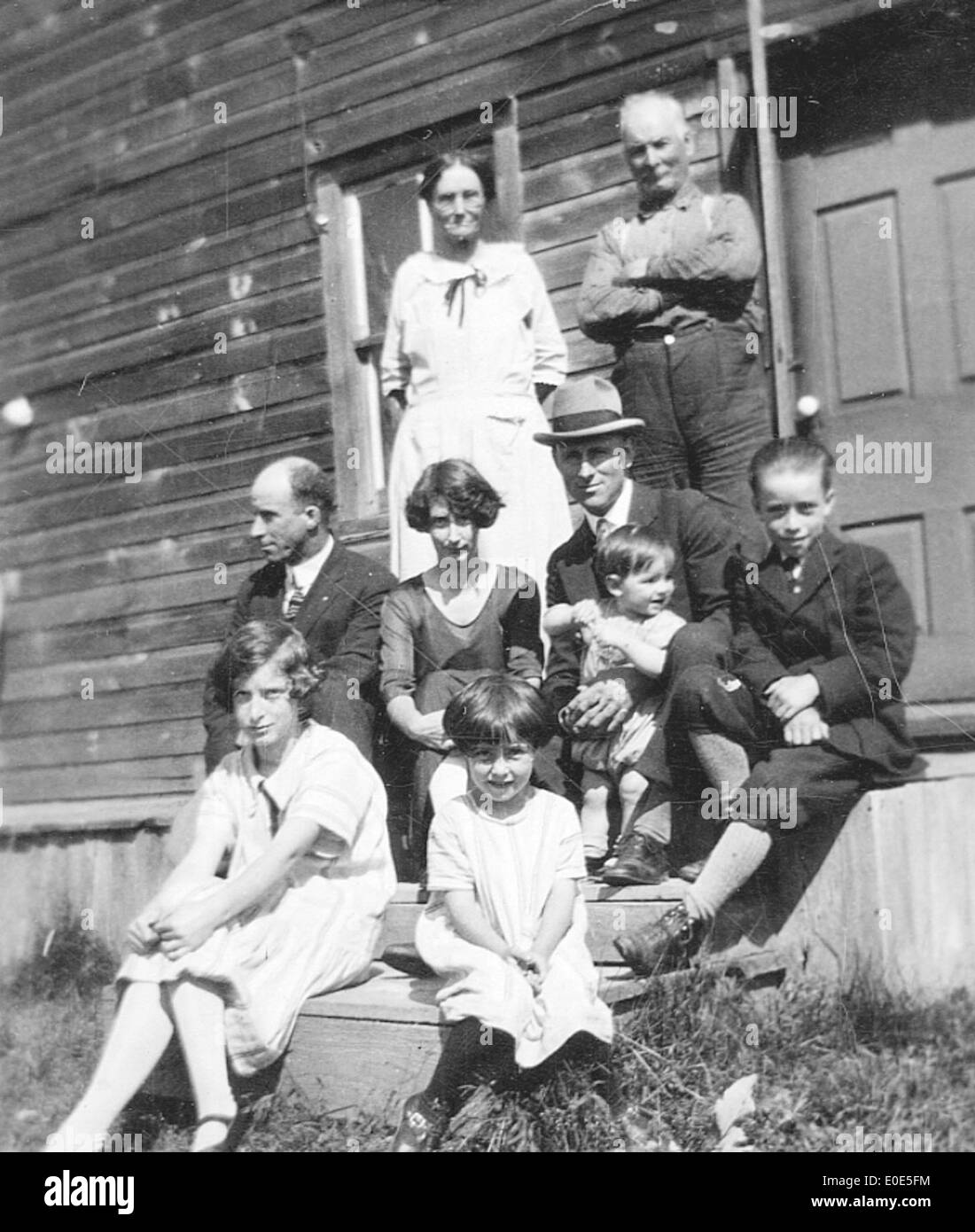 Questa fotografia è un'immagine storica che raffigura una famiglia, probabilmente di un evento specifico nella 28th Street o in luoghi vicini. La foto include diversi luoghi chiave negli Stati Uniti, da New York a Washington, D.C., che mostrano il patrimonio americano. Foto Stock