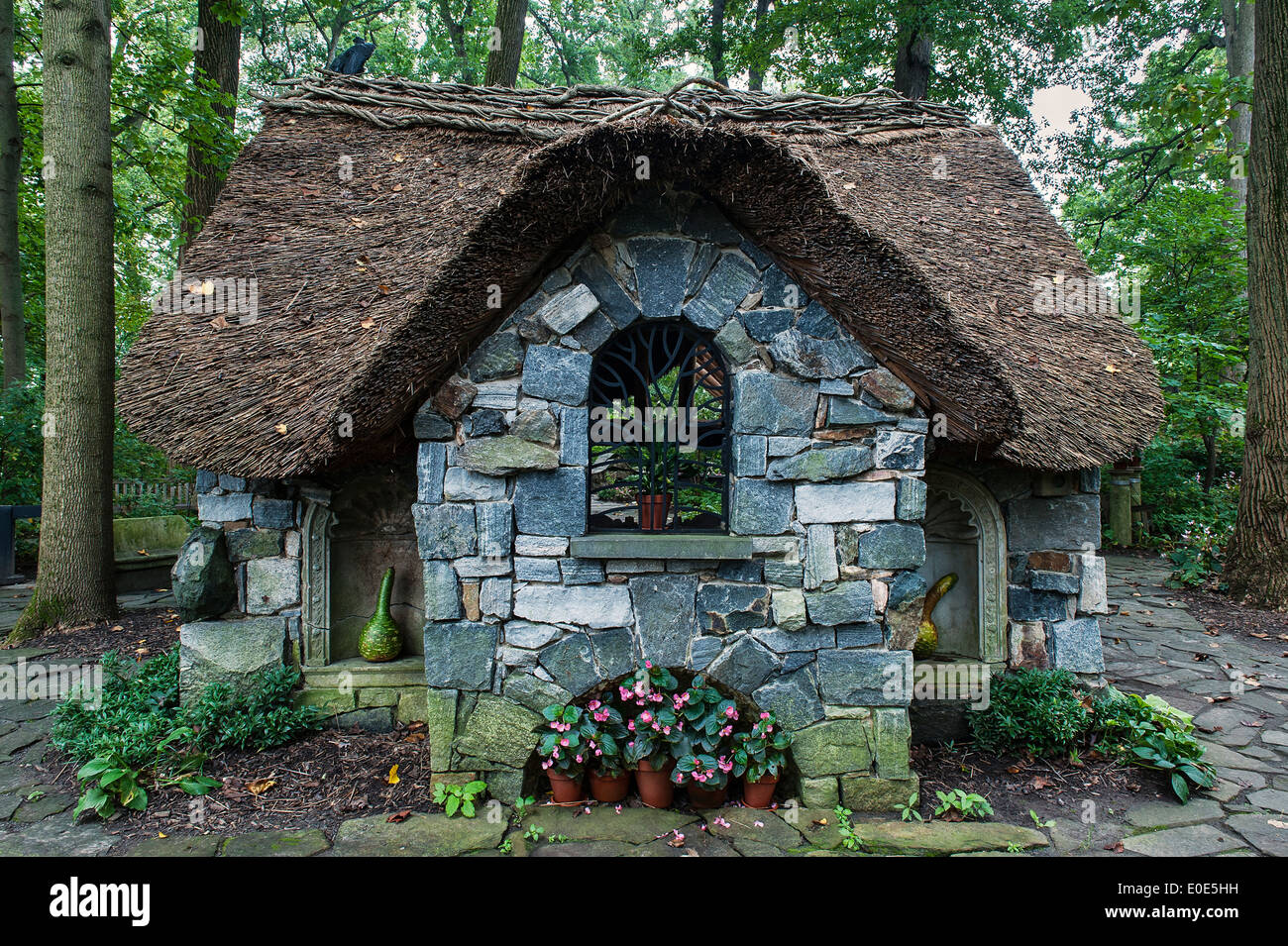 Cottage con il tetto di paglia nel bosco incantato a Winterthur giardini, DELAWARE, STATI UNITI D'AMERICA Foto Stock