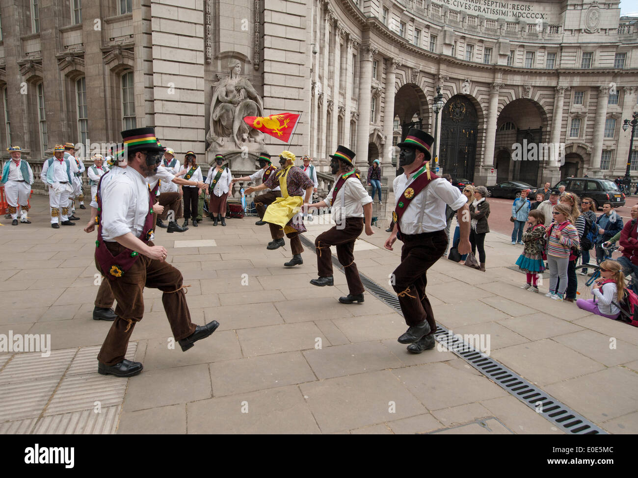 10.5.14. Admiralty Arch, The Mall London. Sette campioni Molly ballerini eseguono una danza tradizionale display durante il Westminster Morris uomini giorno di danza che comprende il tradizionale Cotswold Morris, Molly Dancing e ritmiche intasare dancing. Foto Stock