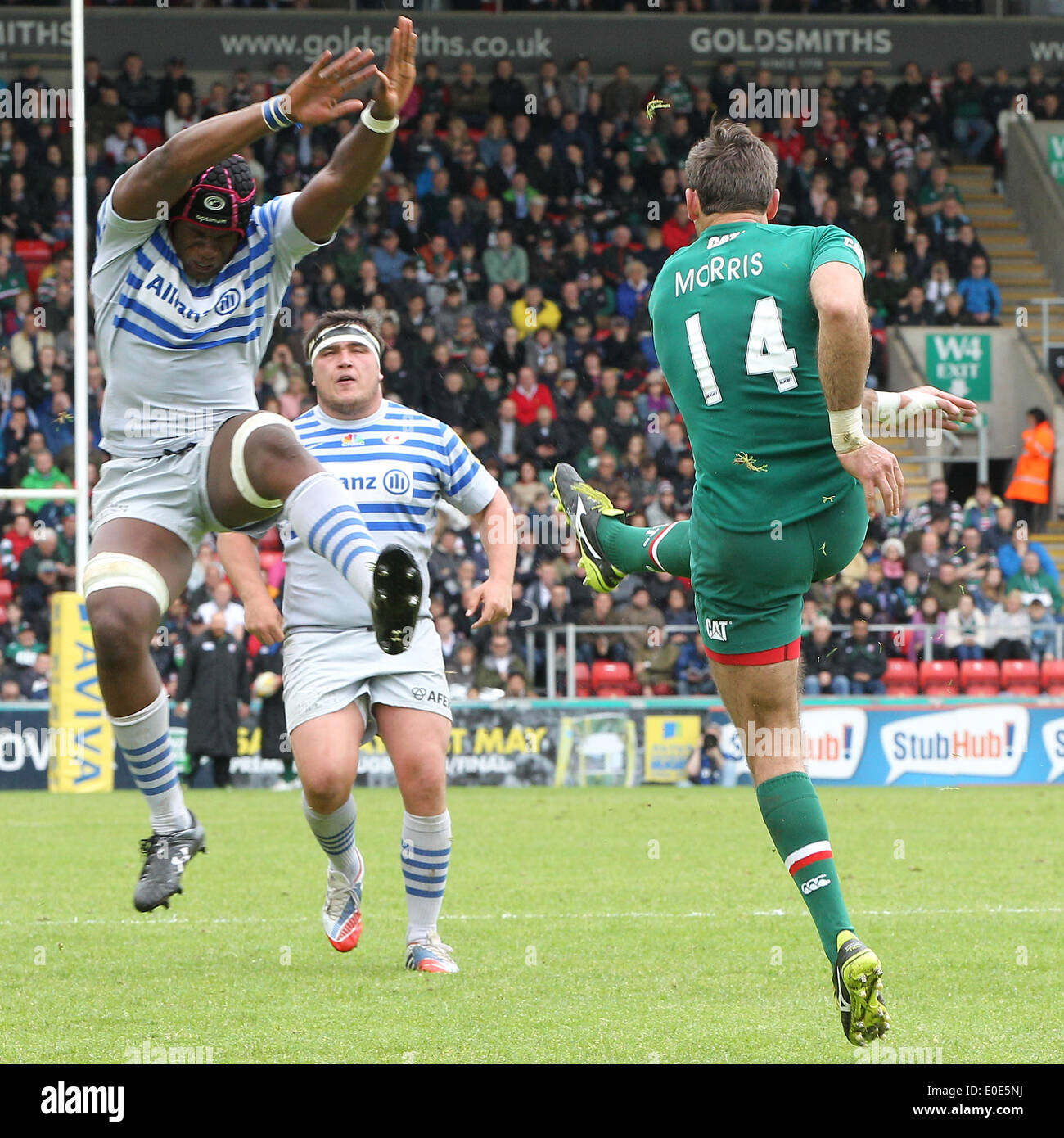 Leicester, Regno Unito. Il 10 maggio 2014. Tigri Niall Morris cancella la palla sotto pressione da Maro Itoje in azione durante la Aviva Premiership match tra Leicester Tigers e saraceni al Welford Road. Credito: Azione Sport Plus/Alamy Live News Foto Stock