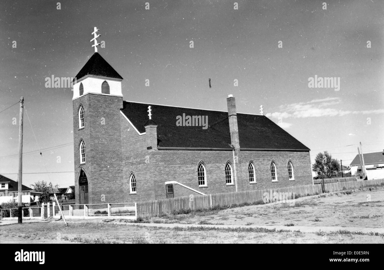 Una foto di una chiesa non identificata a Lethbridge, Canada, che mostra lo stile architettonico e il significato religioso nella comunità durante i primi anni del XX secolo. Foto Stock