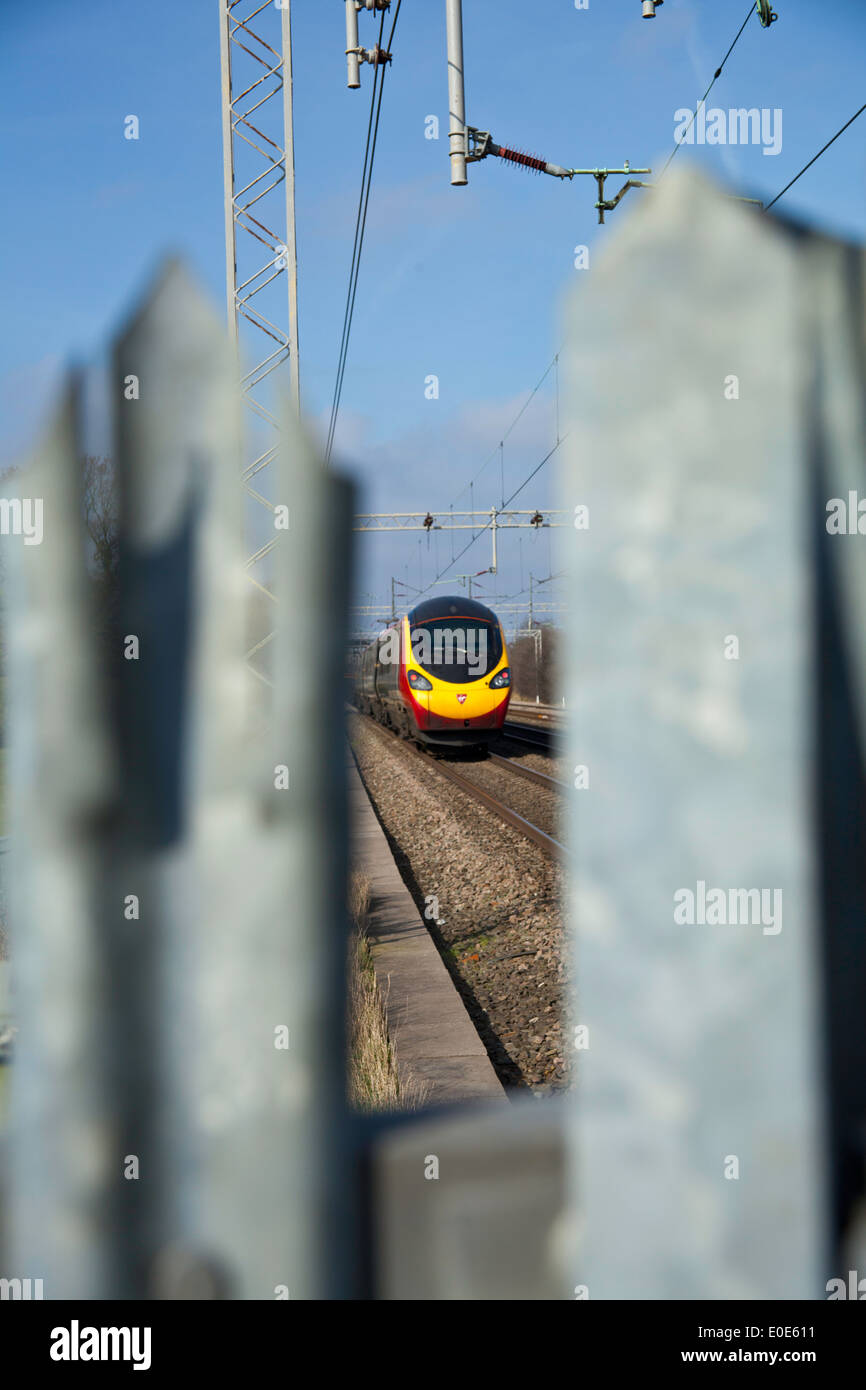 Treni del Virgin Pendolino classe 390 ad alta velocità treno passeggeri nella zona Tamworth-Lichfield della West Coast Mainline (WCML). Foto Stock