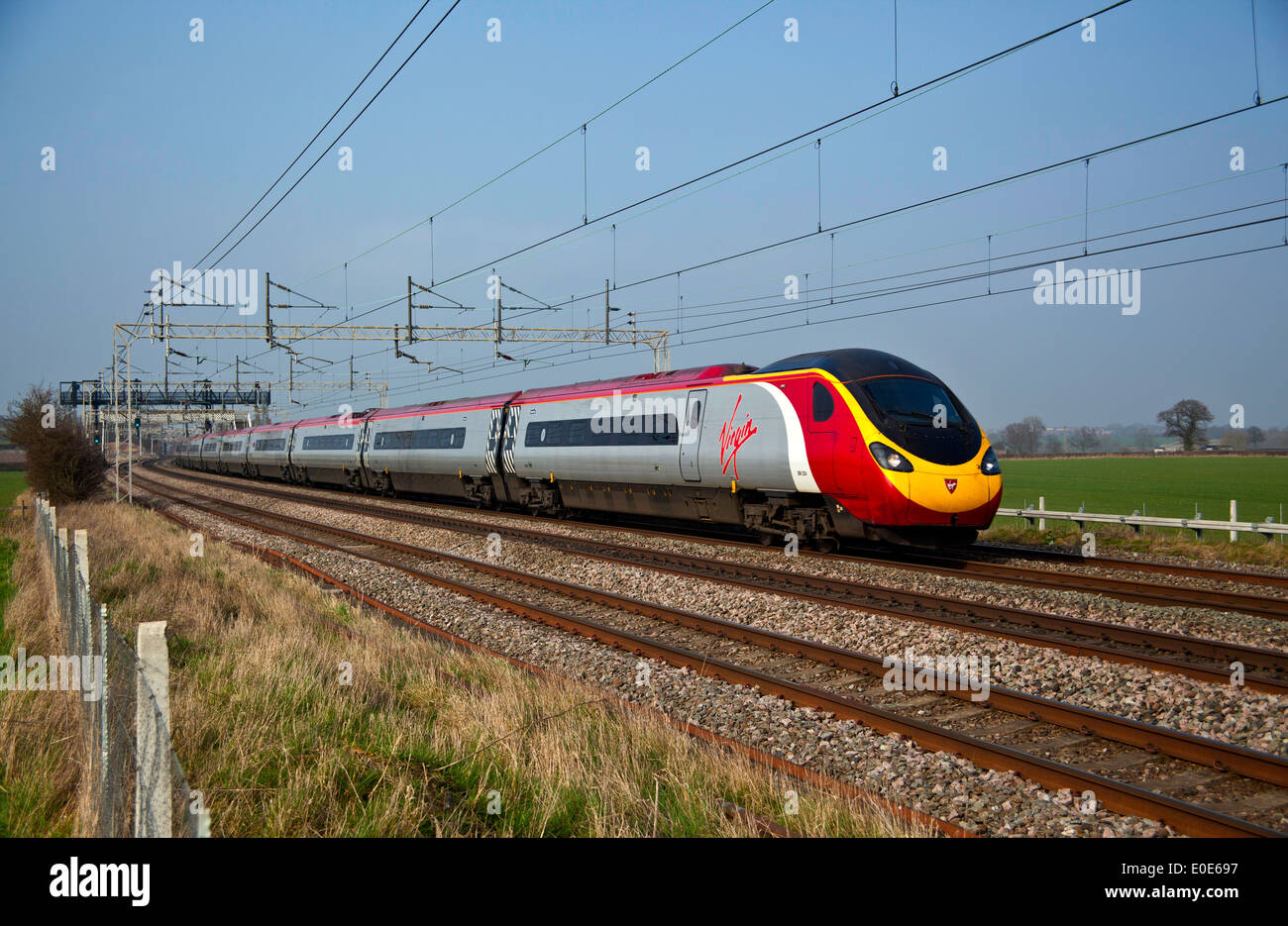 Treni del Virgin Pendolino classe 390 ad alta velocità treno passeggeri nella zona Tamworth-Lichfield della West Coast Mainline (WCML). Foto Stock