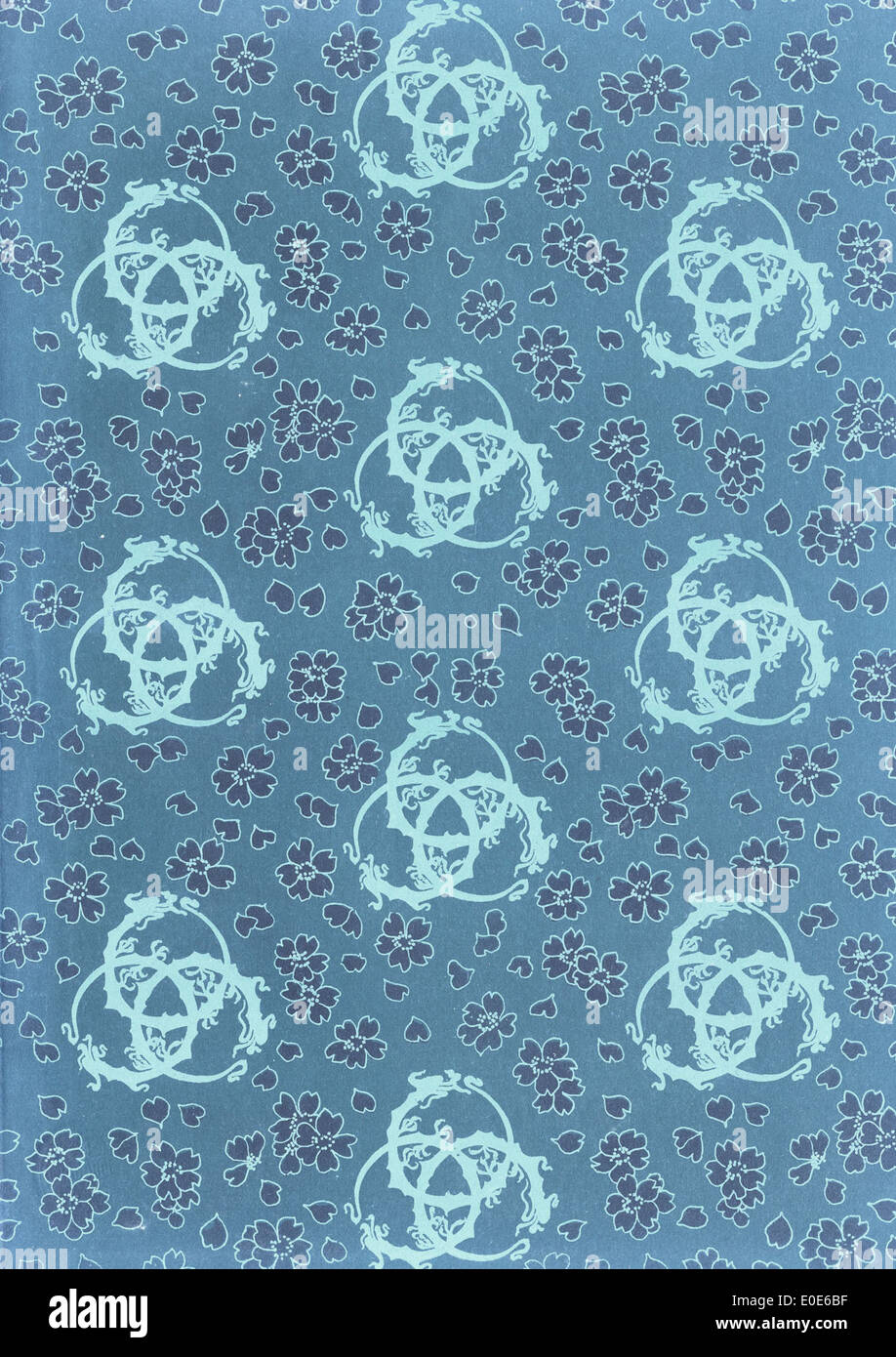 Un drago blu vintage, probabilmente su un oggetto decorativo o su un tessuto, che mostra elementi di design tradizionali. Foto Stock