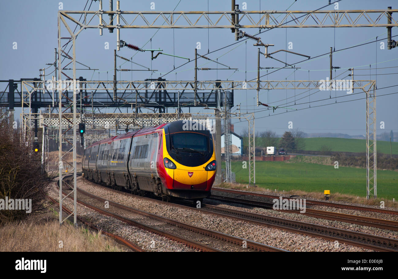 Treni del Virgin Pendolino classe 390 ad alta velocità treno passeggeri nella zona Tamworth-Lichfield della West Coast Mainline (WCML). Foto Stock