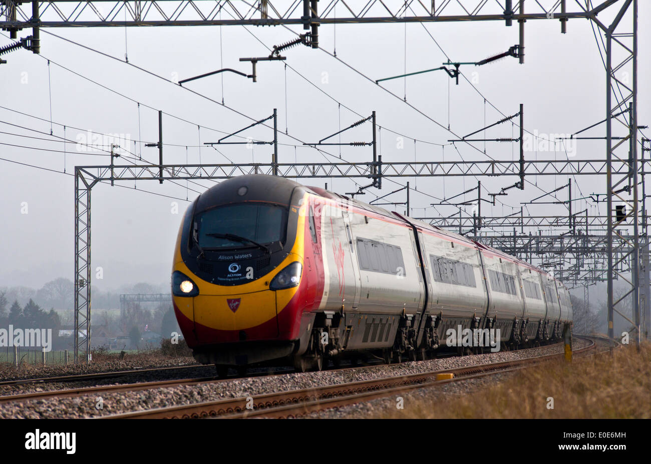 Treni del Virgin Pendolino classe 390 ad alta velocità treno passeggeri nella zona Tamworth-Lichfield della West Coast Mainline (WCML). Foto Stock