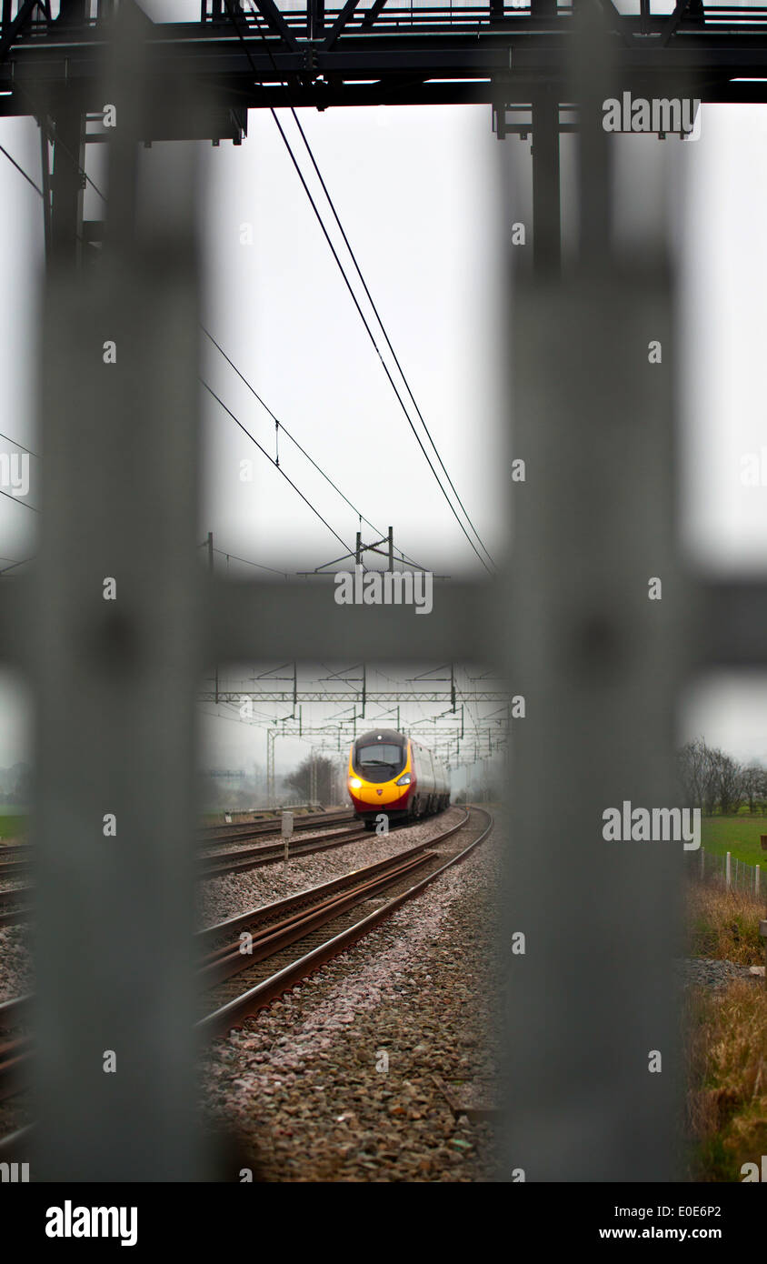 Treni del Virgin Pendolino classe 390 ad alta velocità treno passeggeri nella zona Tamworth-Lichfield della West Coast Mainline (WCML). Foto Stock