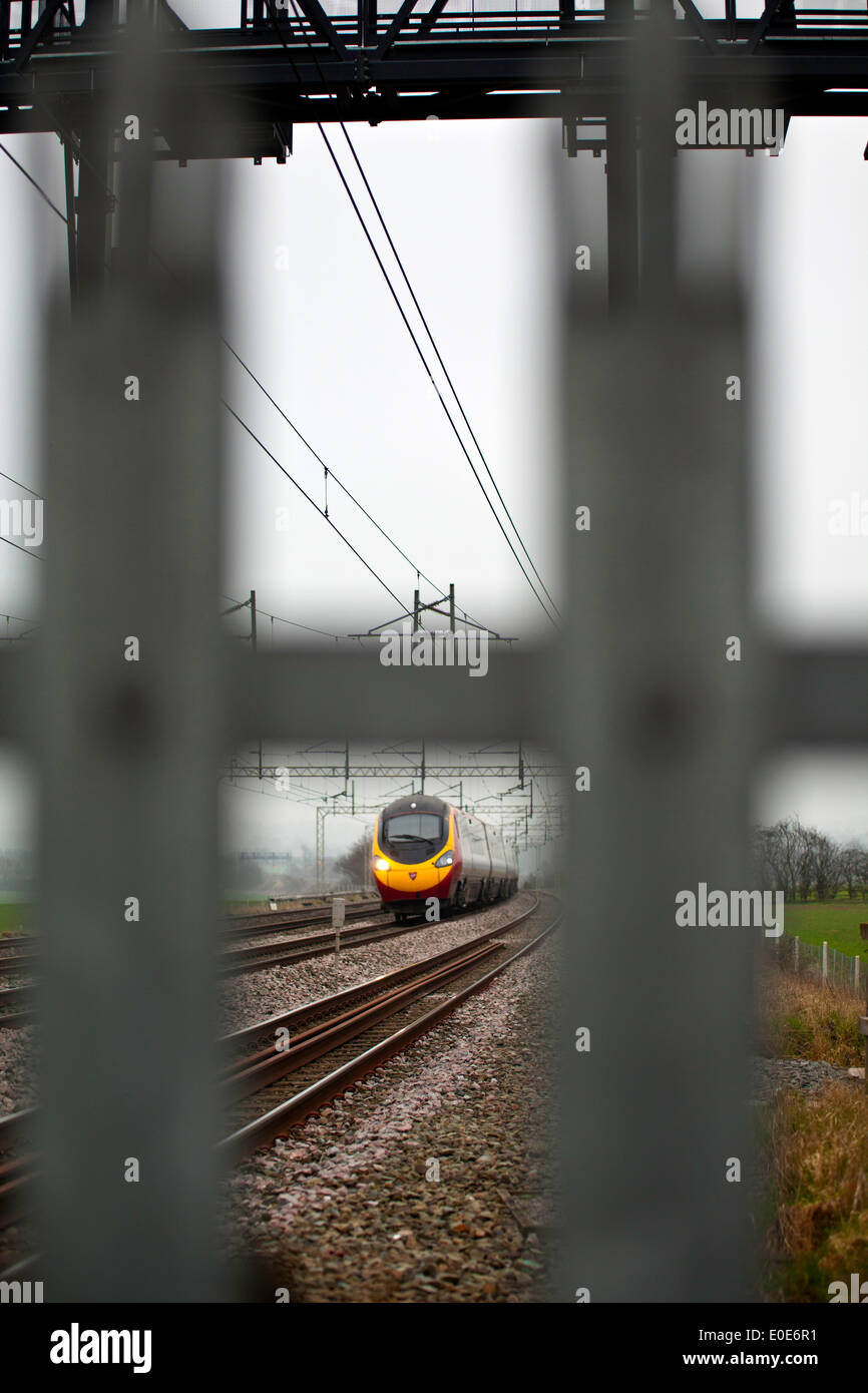 Treni del Virgin Pendolino classe 390 ad alta velocità treno passeggeri nella zona Tamworth-Lichfield della West Coast Mainline (WCML). Foto Stock