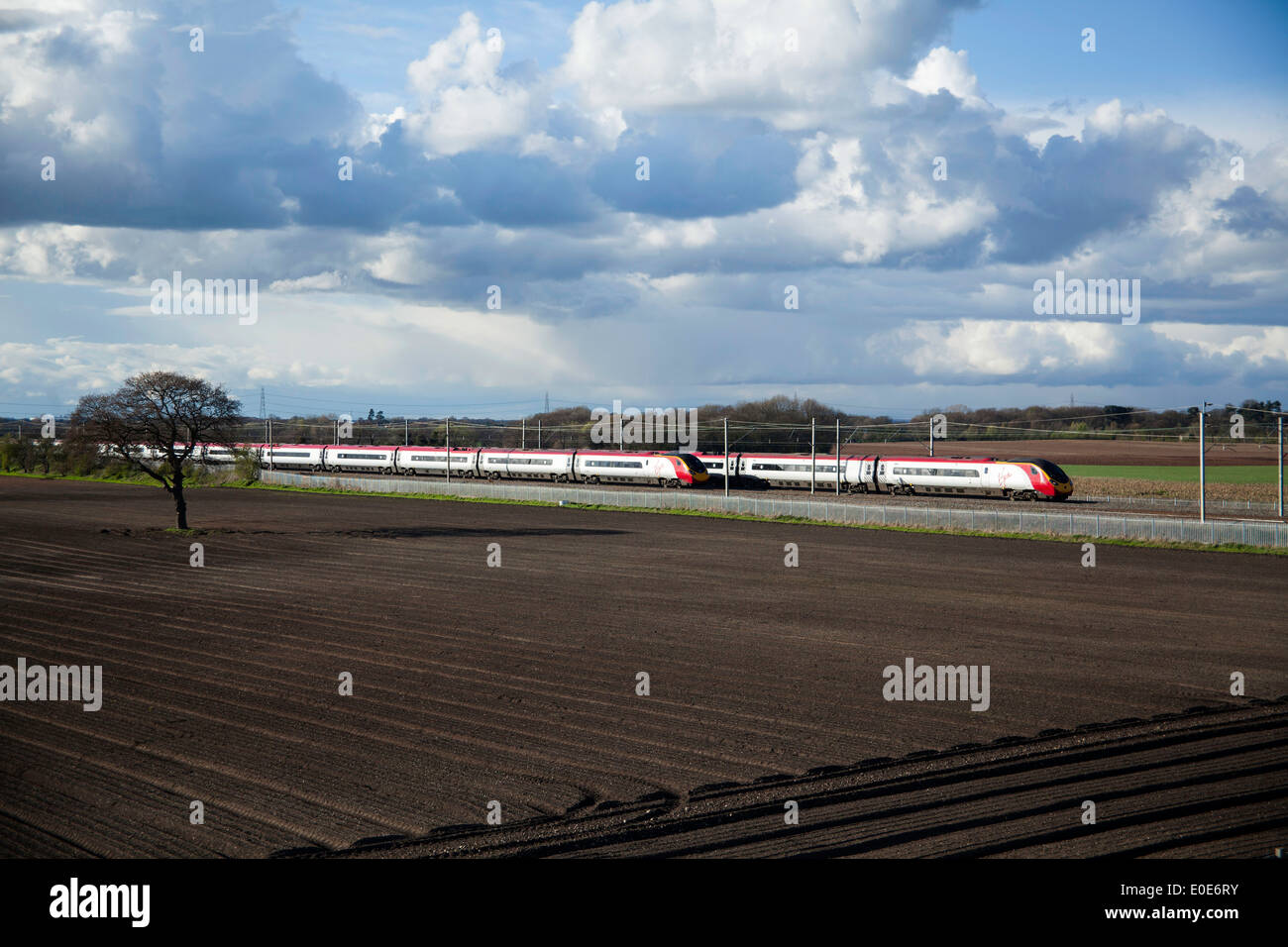 Treni del Virgin Pendolino classe 390 ad alta velocità treno passeggeri nella zona Tamworth-Lichfield della West Coast Mainline (WCML). Foto Stock